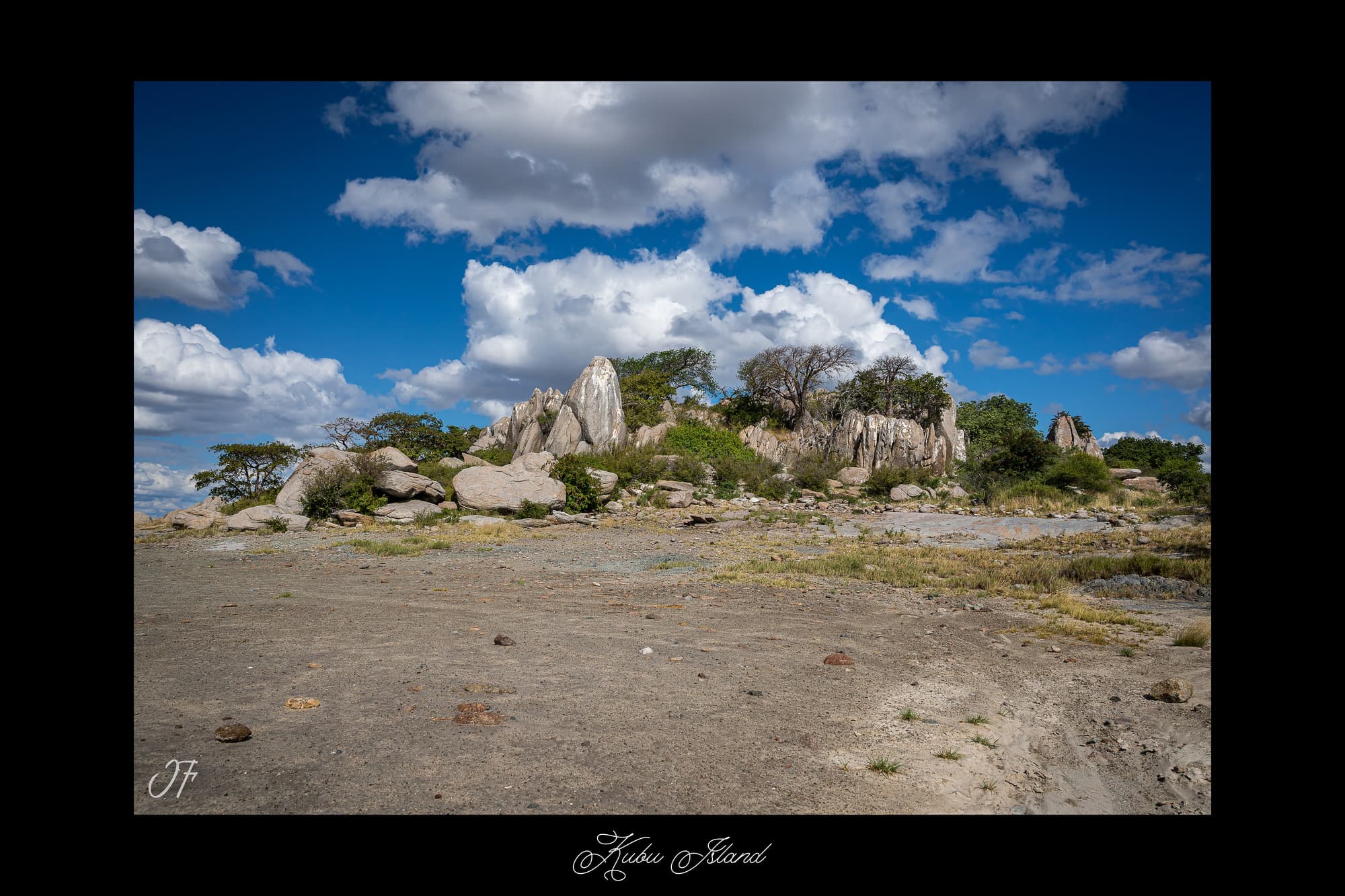 Poster Kubu Island - Botswana (Afrique Australe). Affiches Formats 30x40 cm, 40x60 cm, 50x70 cm. Impression sur Papier Photo. Décoration murale. Paysage. Animaux sauvages.