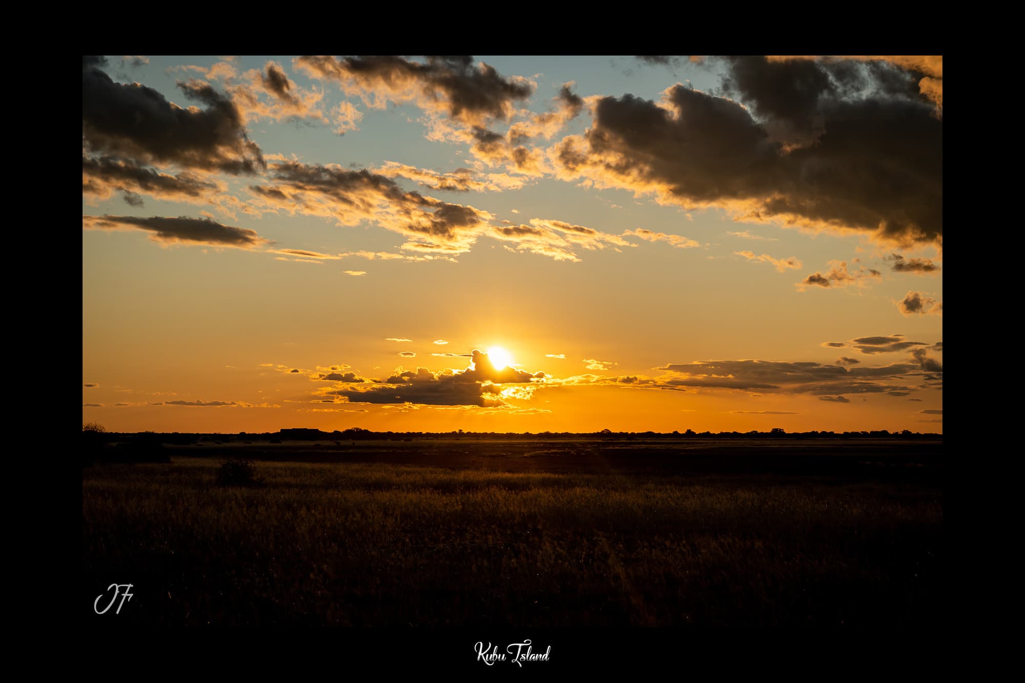 Poster Kubu Island - Botswana (Afrique Australe). Affiches Formats 30x40 cm, 40x60 cm, 50x70 cm. Impression sur Papier Photo. Décoration murale. Paysage. Animaux sauvages.