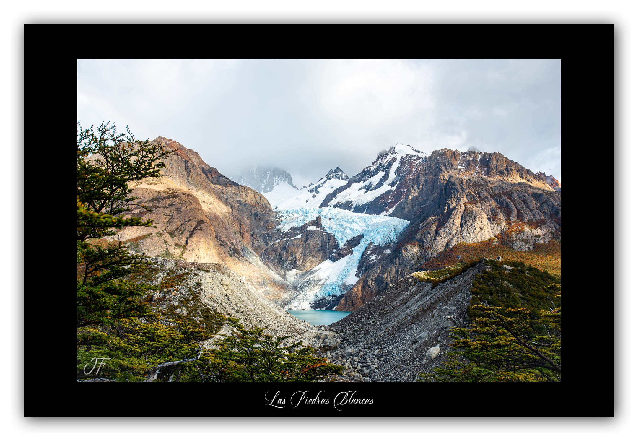 Poster Las Piedras Blancas - Patagonie (Argentine). Affiches Formats 30x40 cm, 40x60 cm ou 50x70 cm. Impression sur Papier Photo. Décoration murale. Nature. Paysage. Panorama. Montagne.
