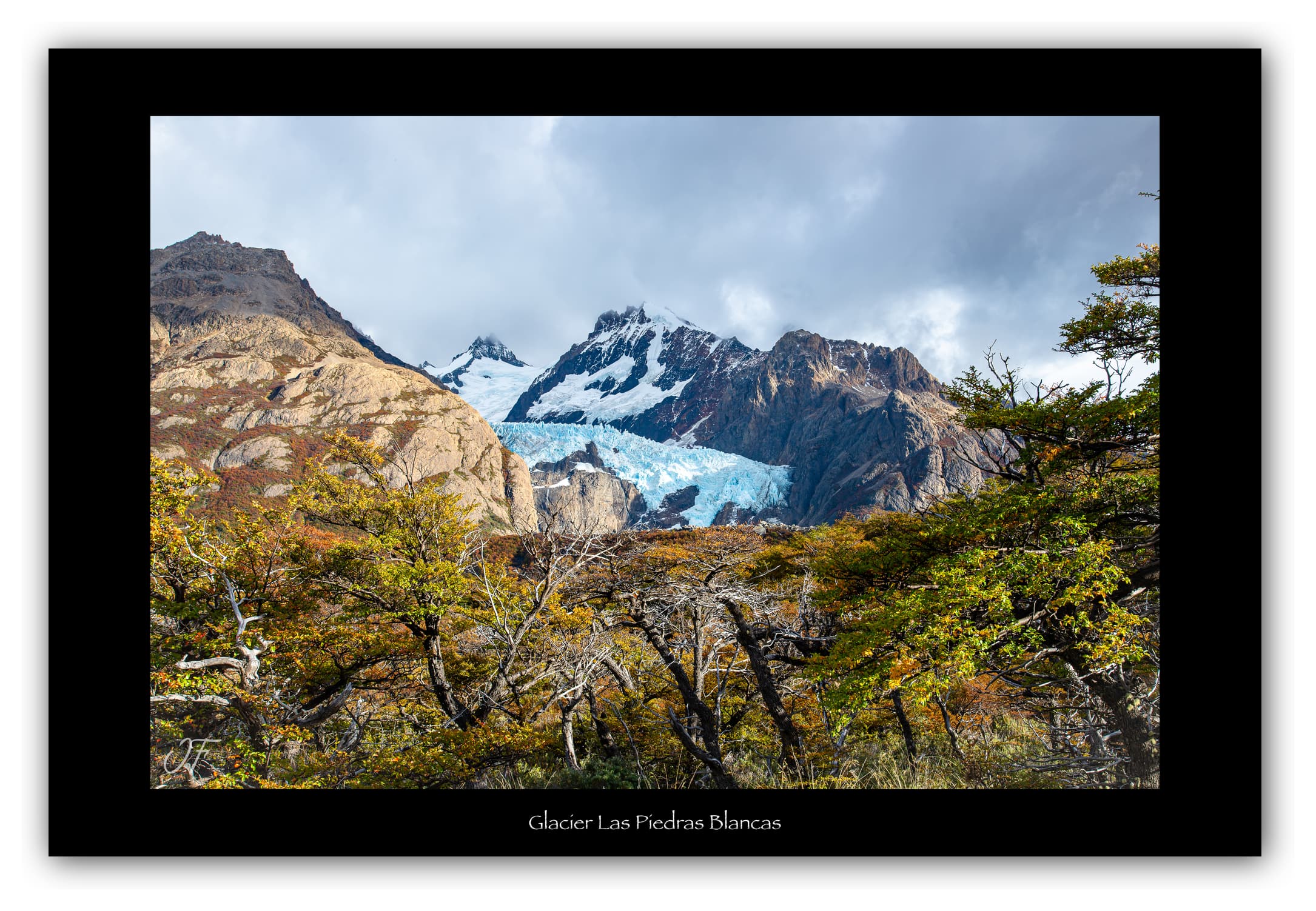Poster Las Piedras Blancas - Patagonie (Argentine). Affiches Formats 30x40 cm, 40x60 cm ou 50x70 cm. Impression sur Papier Photo. Décoration murale. Nature. Paysage. Panorama. Montagne.