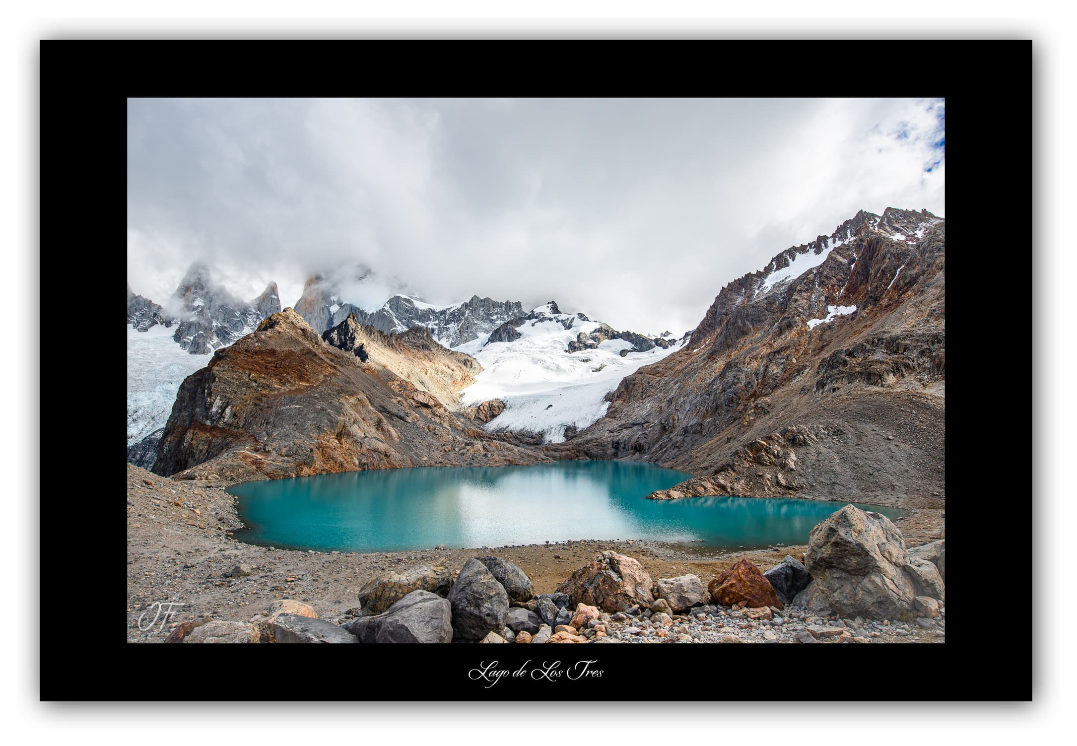 Poster Lac de Los Tres - Patagonie (Argentine). Affiches Formats 30x40 cm, 40x60 cm ou 50x70 cm. Impression sur Papier Photo. Décoration murale. Nature. Paysage. Panorama. Montagne.