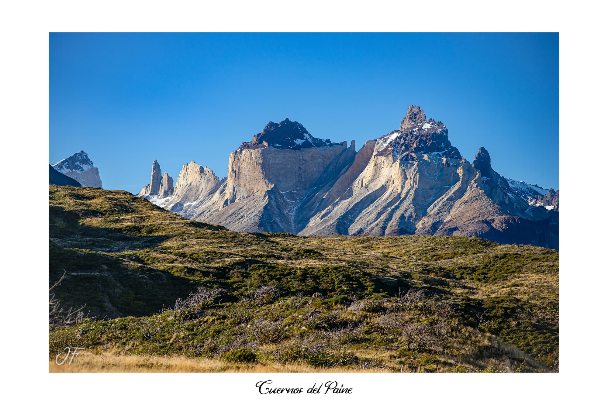 Poster Cuernos del Paine (Chili). Affiches Formats 30x40 cm, 40x60 cm ou 50x70 cm. Impression sur Papier Photo. Décoration murale. Nature. Paysage. Panorama. Montagne.