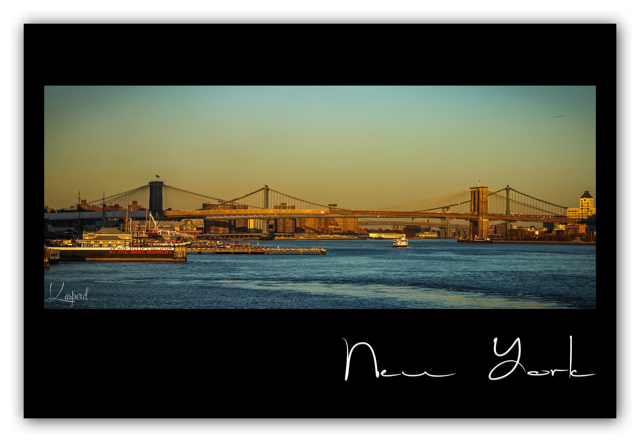 Poster Brooklyn Bridge et Manhattan Bridge - New York (États-Unis). Affiches formats 30x40 cm, 40x60 cm ou 50x70 cm. Impression sur Papier Photo. Décoration murale. Architecture. Coucher de Soleil.