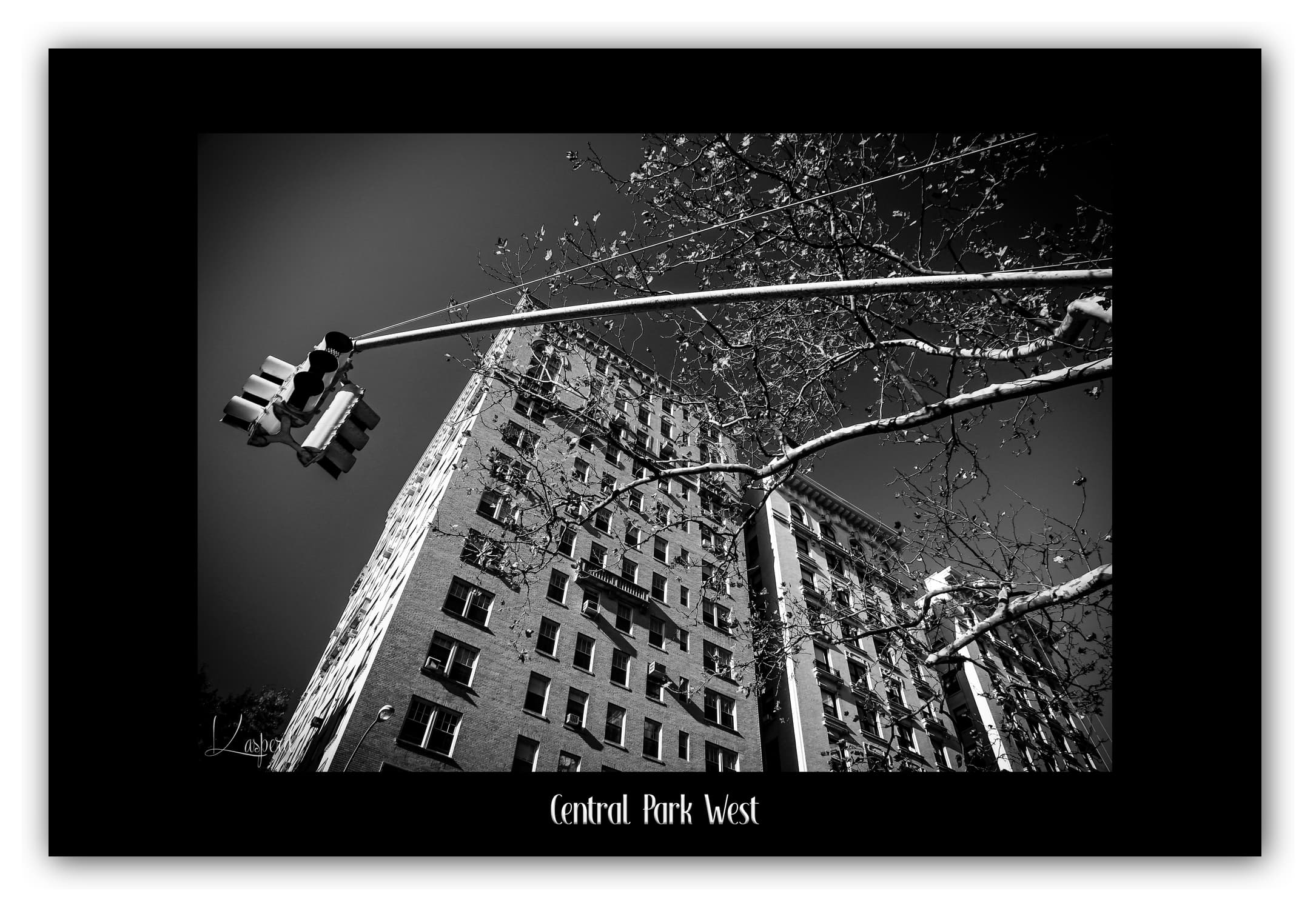 Poster Central Park West - New York (États-Unis). Affiches formats 30x40 cm, 40x60 cm ou 50x70 cm. Impression sur Papier Photo. Décoration murale. Architecture. Noir et Blanc.