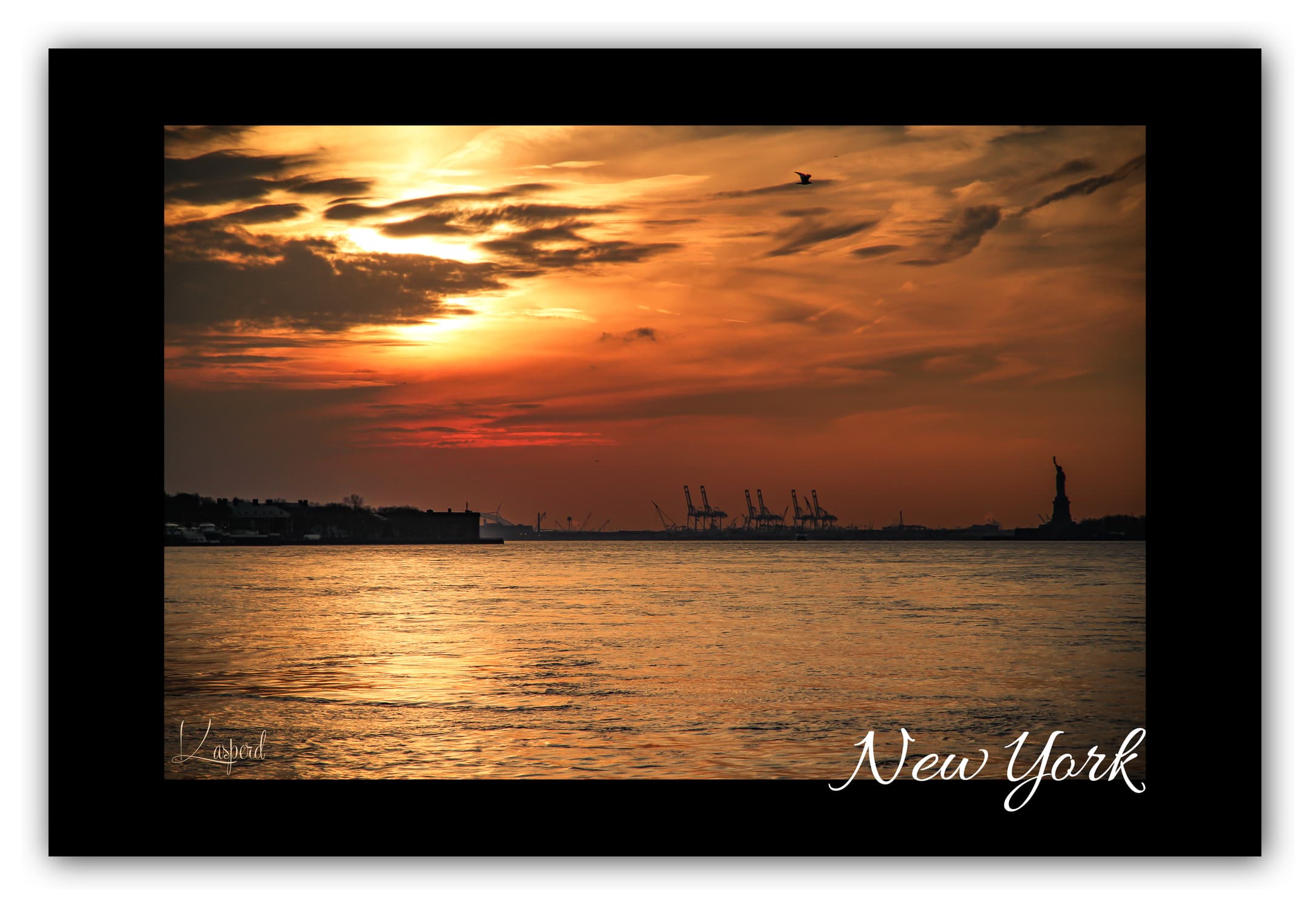 Poster Statue de la Liberté - New York (États-Unis). Affiches formats 30x40 cm, 40x60 cm ou 50x70 cm. Impression sur Papier Photo. Décoration murale. Paysage Coucher de Soleil.
