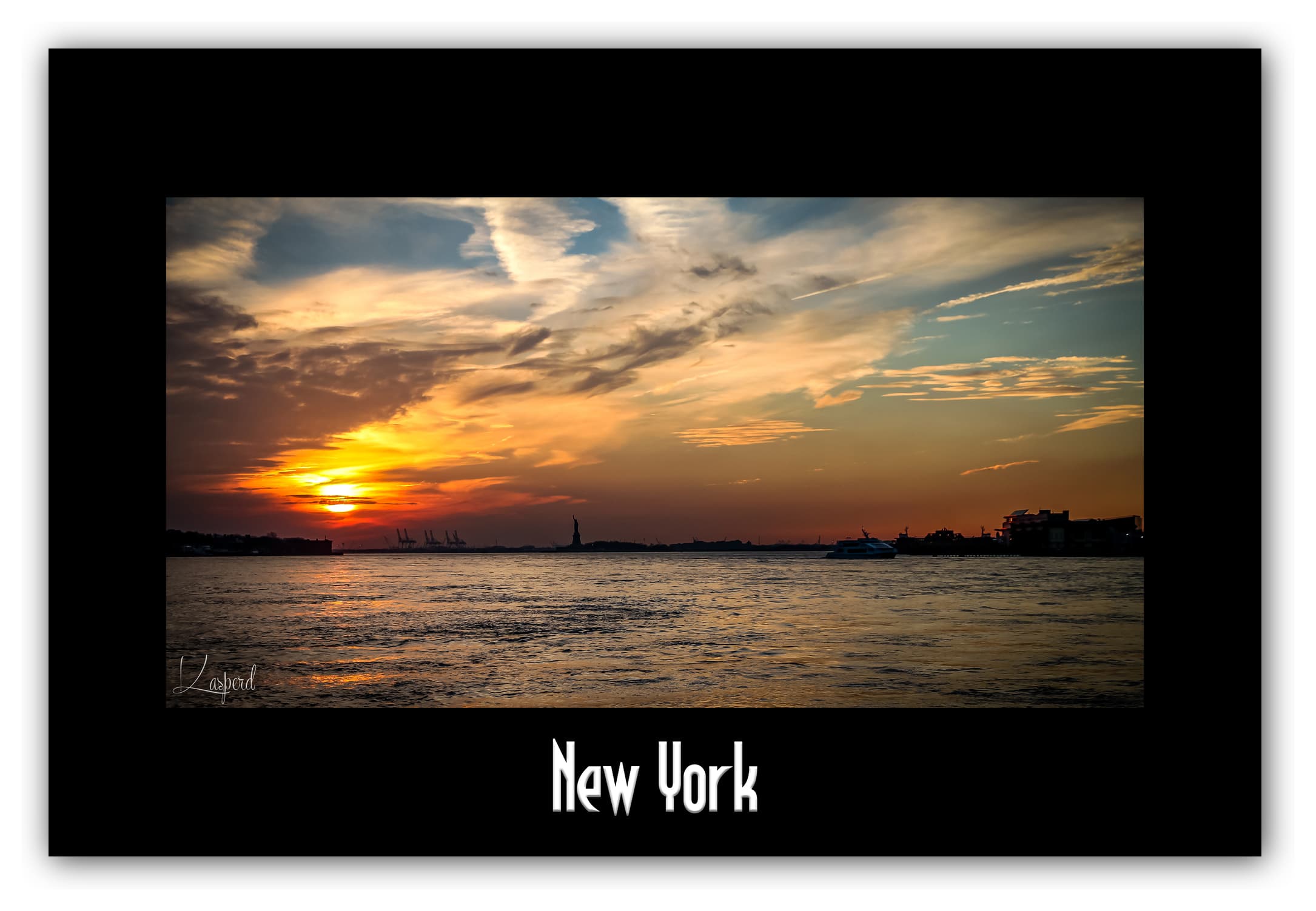 Poster Statue de la Liberté - New York (États-Unis). Affiches formats 30x40 cm, 40x60 cm ou 50x70 cm. Impression sur Papier Photo. Décoration murale. Paysage Coucher de Soleil.