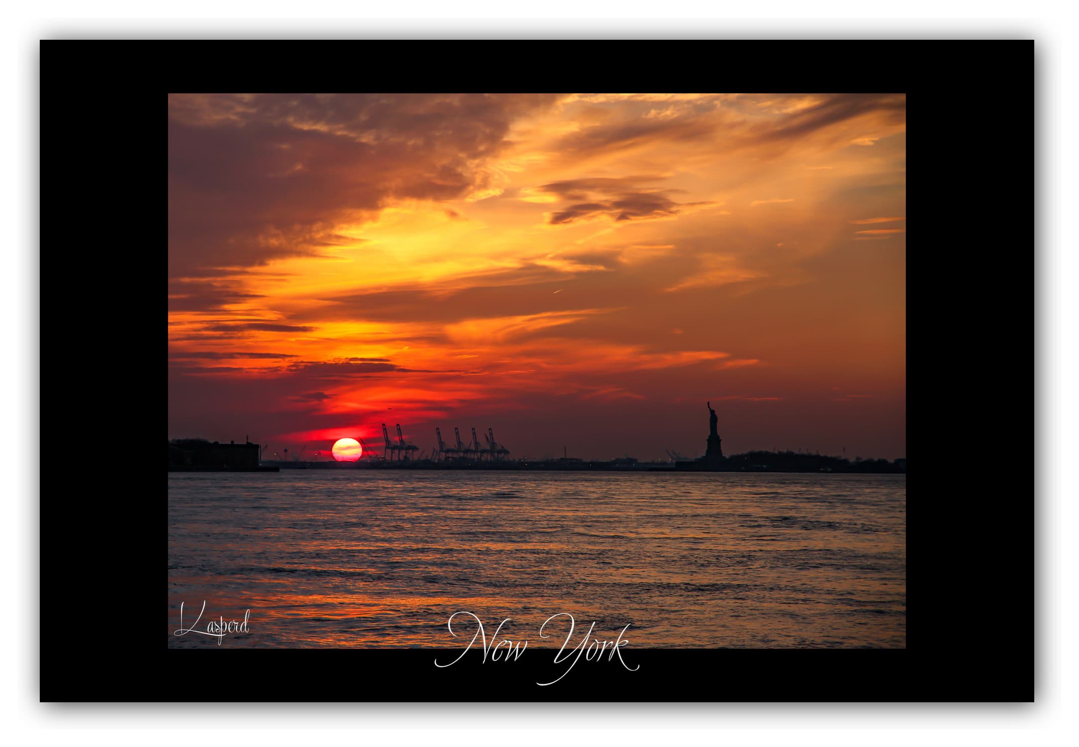 Poster Statue de la Liberté - New York (États-Unis). Affiches formats 30x40 cm, 40x60 cm ou 50x70 cm.. Impression sur Papier Photo. Décoration murale. Paysage Coucher de Soleil.
