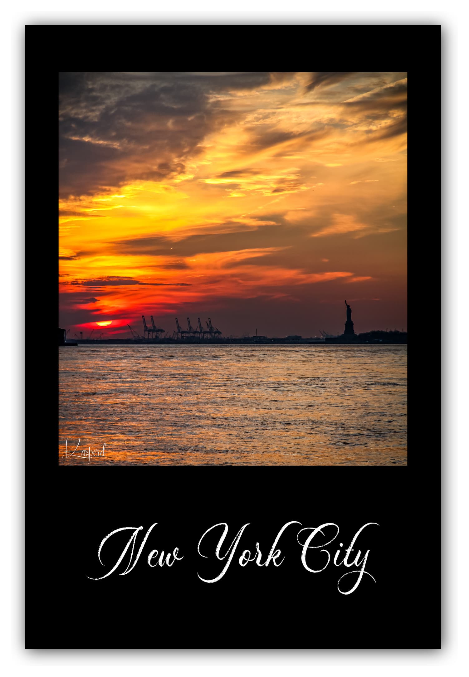 Poster Statue de la Liberté - New York (États-Unis). Affiches formats 30x40 cm, 40x60 cm ou 50x70 cm. Impression sur Papier Photo. Décoration murale. Paysage Coucher de Soleil.