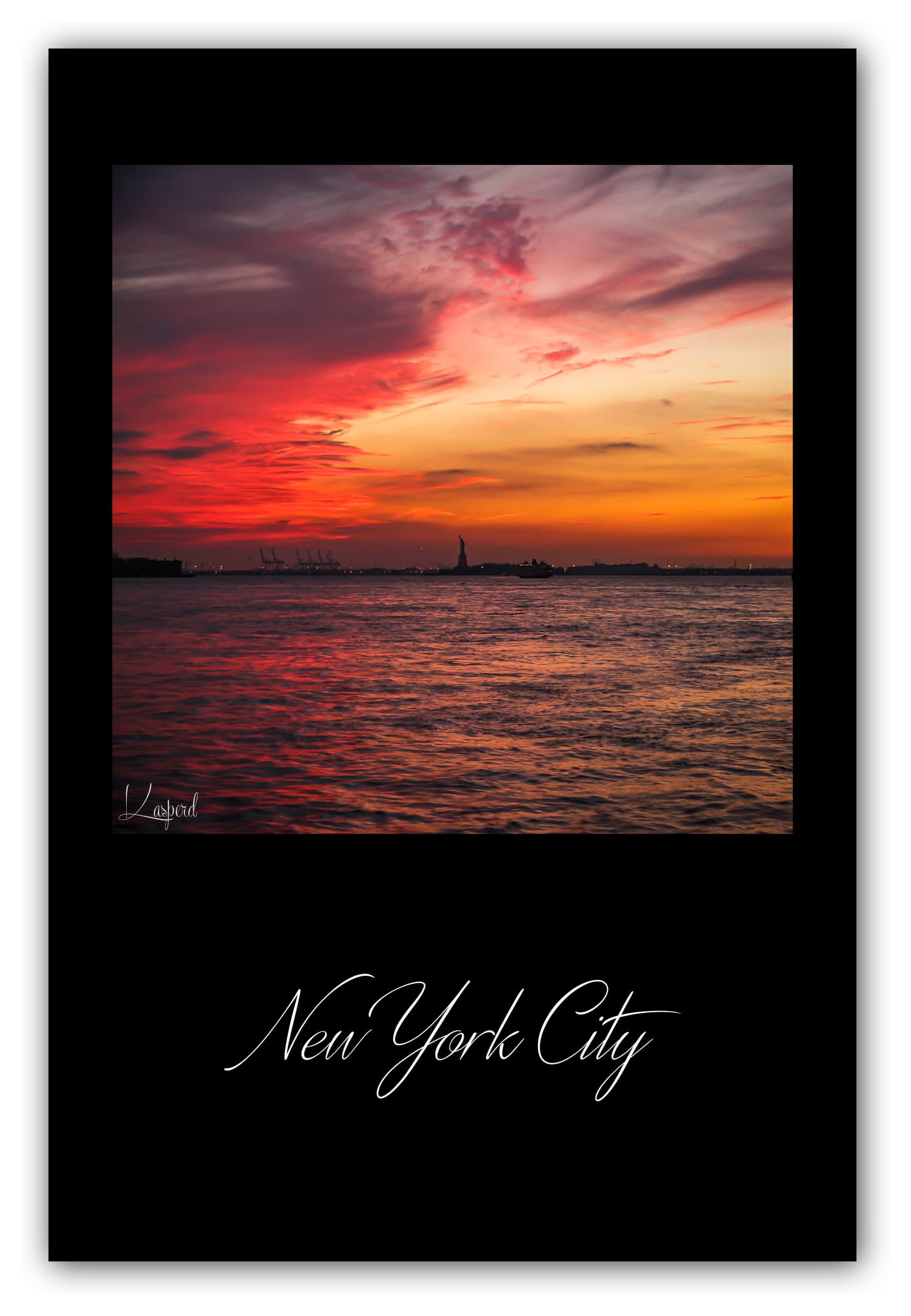 Poster Statue de la Liberté - New York (États-Unis). Affiches formats 30x40 cm, 40x60 cm ou 50x70 cm. Impression sur Papier Photo. Décoration murale. Paysage Coucher de Soleil.