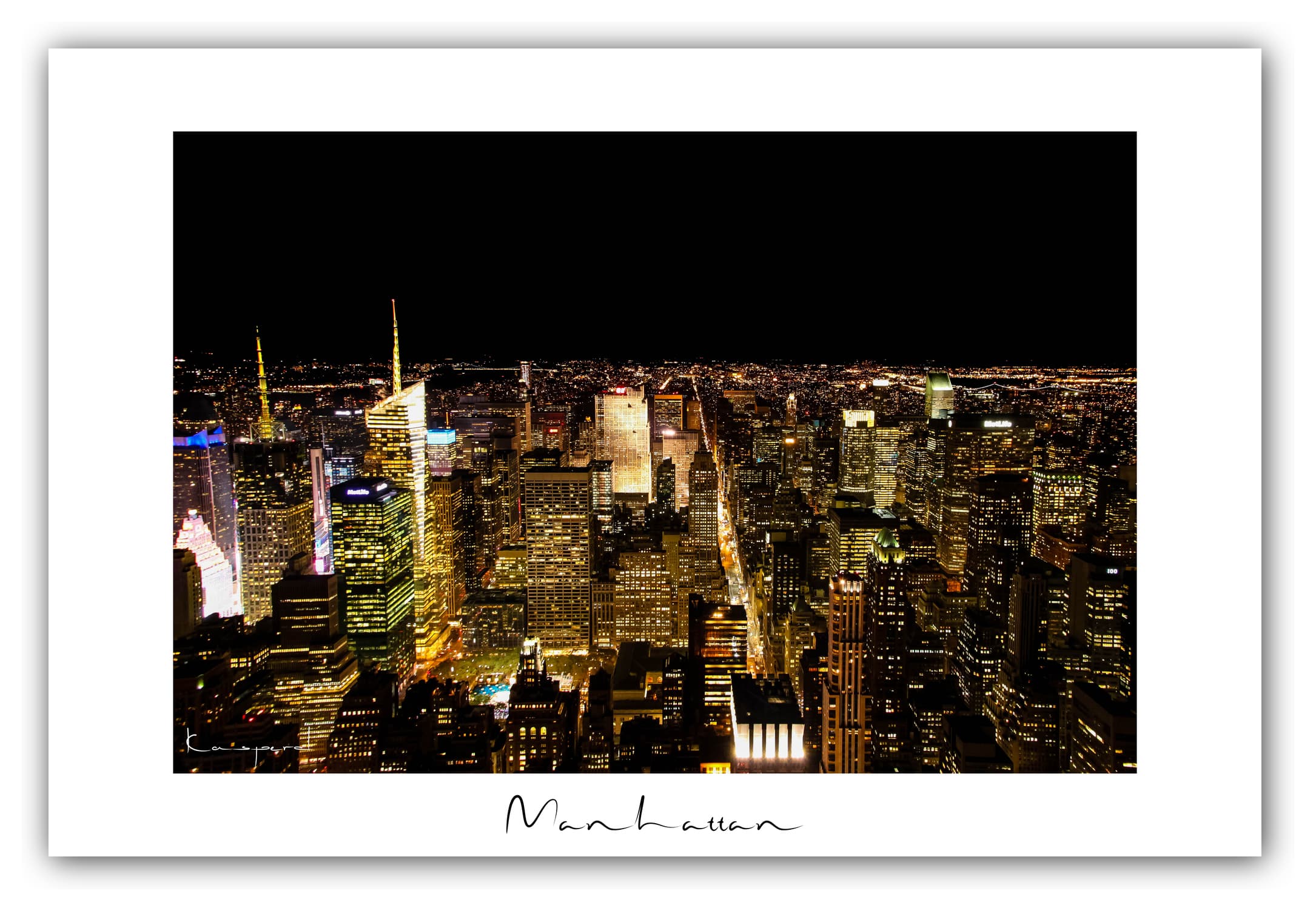 Poster Manhattan by Night (New York - États-Unis). Affiches Formats 30x40 cm, 40x60 cm ou 50x70 cm. Impression sur Papier Photo. Décoration murale. Architecture. USA. Manhattan. Photographie de nuit.