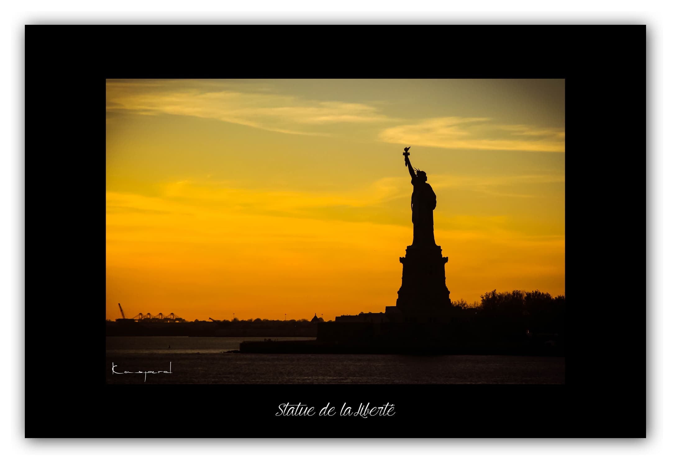 Poster Statue de la Liberté (New York - États-Unis). Affiches Formats 30x40 cm, 40x60 cm ou 50x70 cm. Impression sur Papier Photo. Décoration murale. Architecture. Statue. Manhattan. USA.