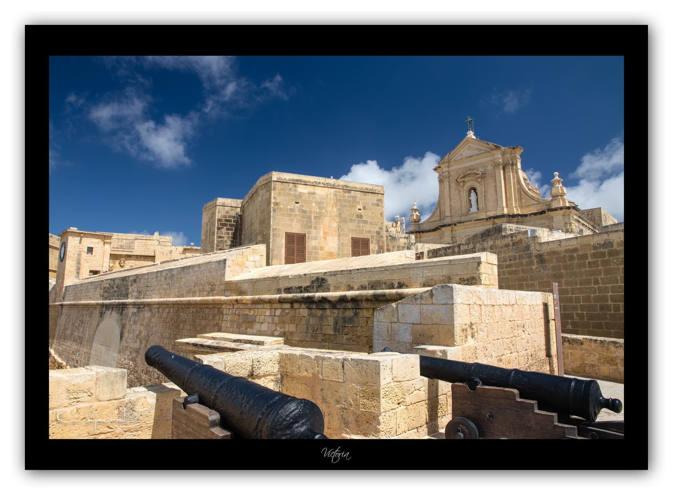 Générique Poster Victoria - Gozo (Malte). Affiches Formats 30x40cm, 40x60 cm ou 50x70 cm. Impression sur Papier Photo. Décoration murale. Architecture. Mer. Îles.