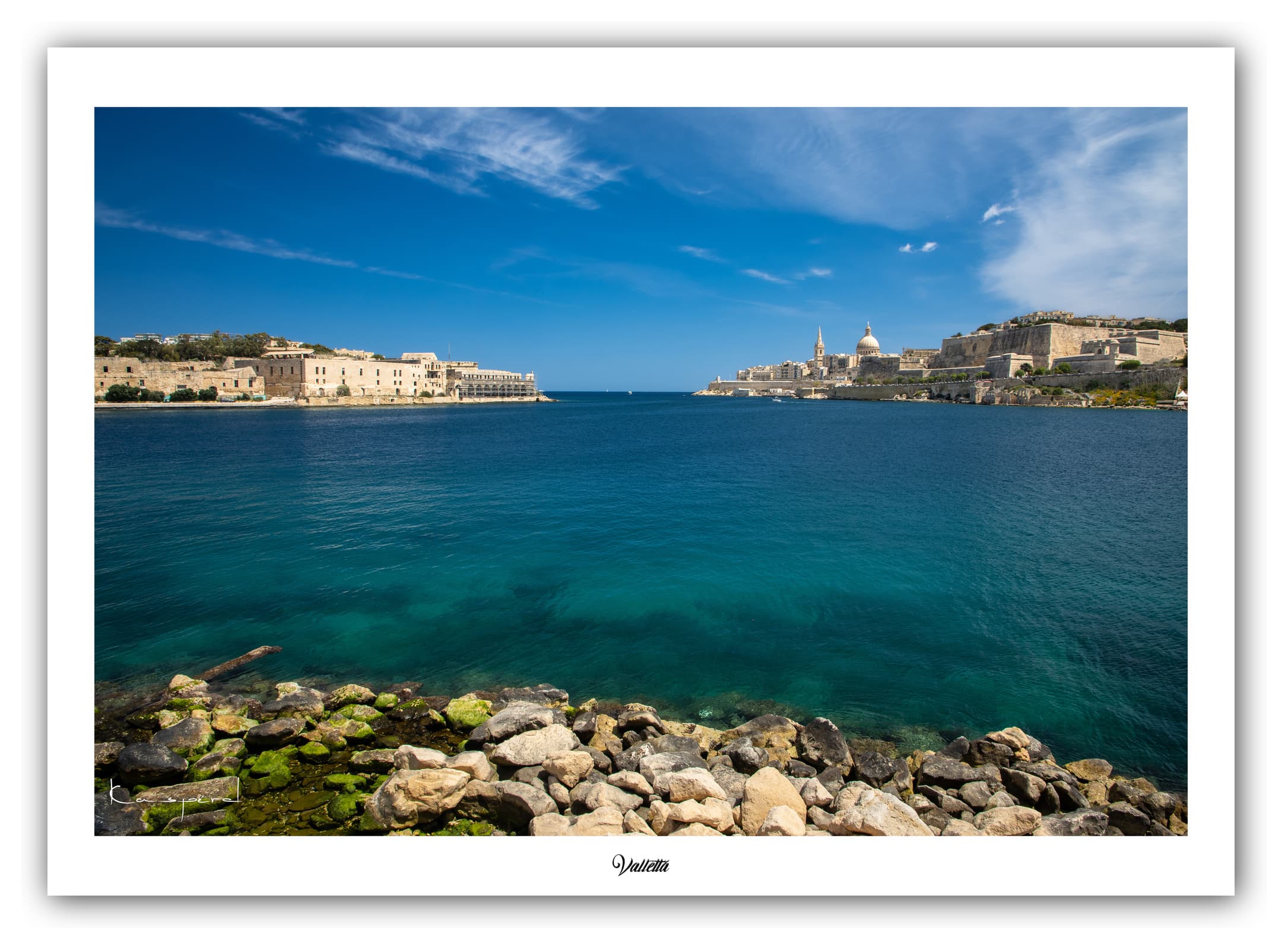 Générique Poster Marsamxett Harbour (Malte) - Affiche Formats 30x40cm, 40x60cm ou 50x70cm - Impression sur Papier Photo - Décoration Murale - Architecture - Mer - Îles