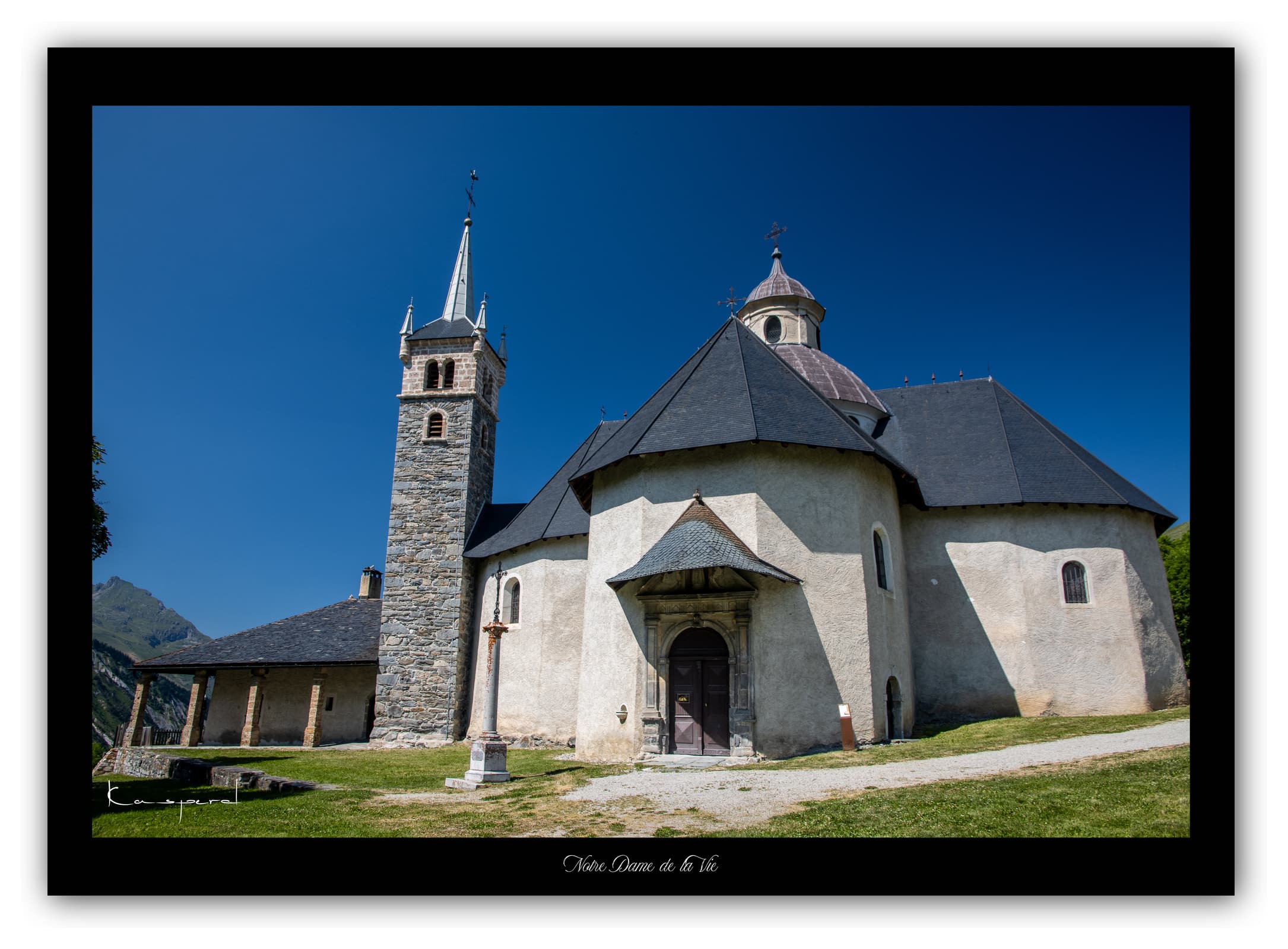 Générique Poster Eglise Notre-Dame-de-la-Vie (Savoie). Affiches Formats 30x40cm, 40x60 cm ou 50x70 cm. Impression sur Papier Photo. Décoration murale. Architecture. Montagne.