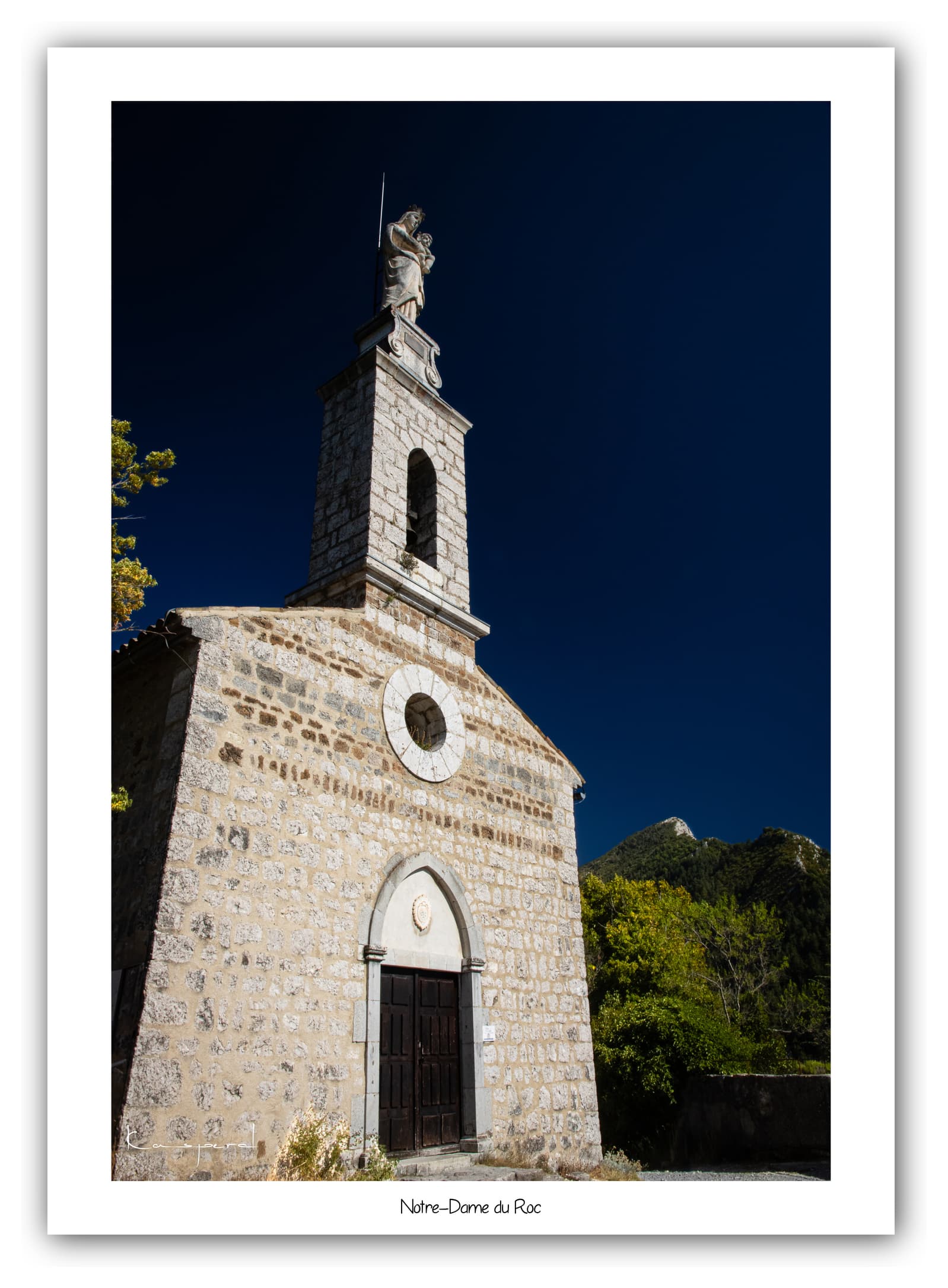 Générique Poster Notre-Dame du Roc (Castellane - Alpes de Haute-Provence). Affiches Formats 30x40 cm, 40x60 cm ou 50x70 cm. Impression sur Papier Photo. Décoration murale. Village. Paysage.