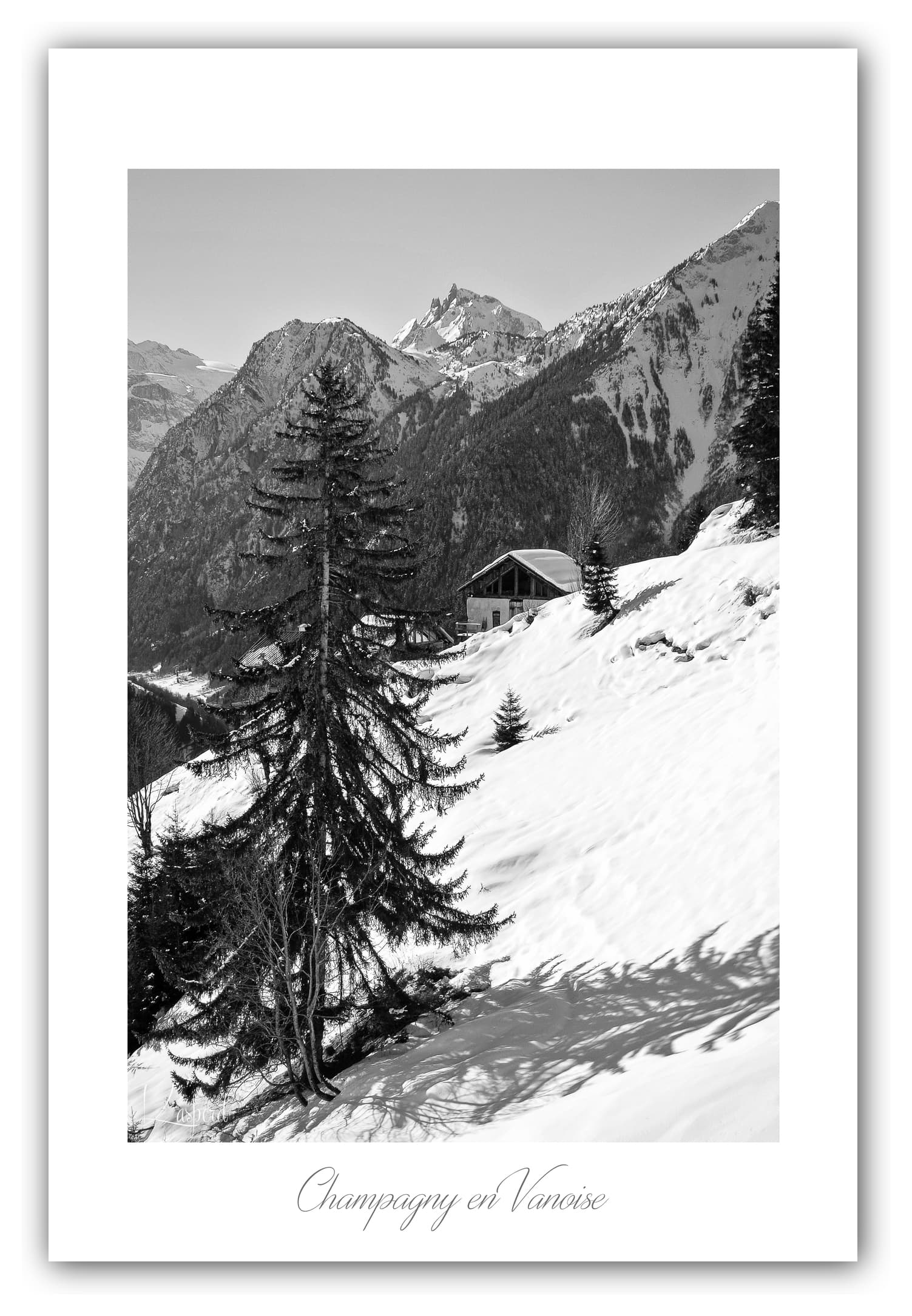 Générique Poster Champagny en Vanoise - Les Alpes (France). Affiches Formats 30x40 cm, 40x60 cm ou 50x70 cm. Impression sur Papier Photo. Décoration murale. Paysage Montagne. Noir et Blanc.