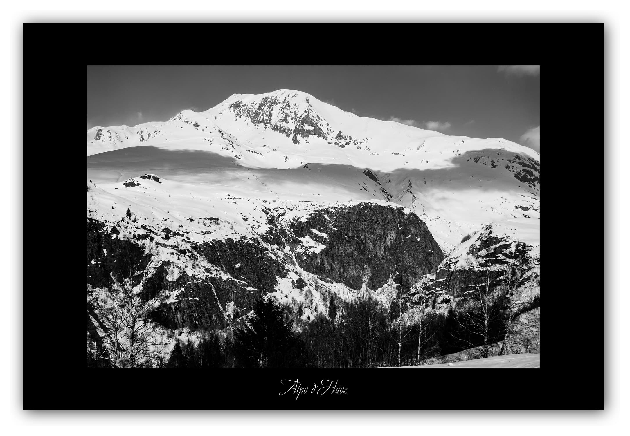 Poster L'Alpe d'Huez - Les Alpes (France). Affiches Formats 30x40 cm, 40x60 cm ou 50x70 cm. Impression sur Papier Photo. Décoration murale. Paysage Montagne. Noir et Blanc.