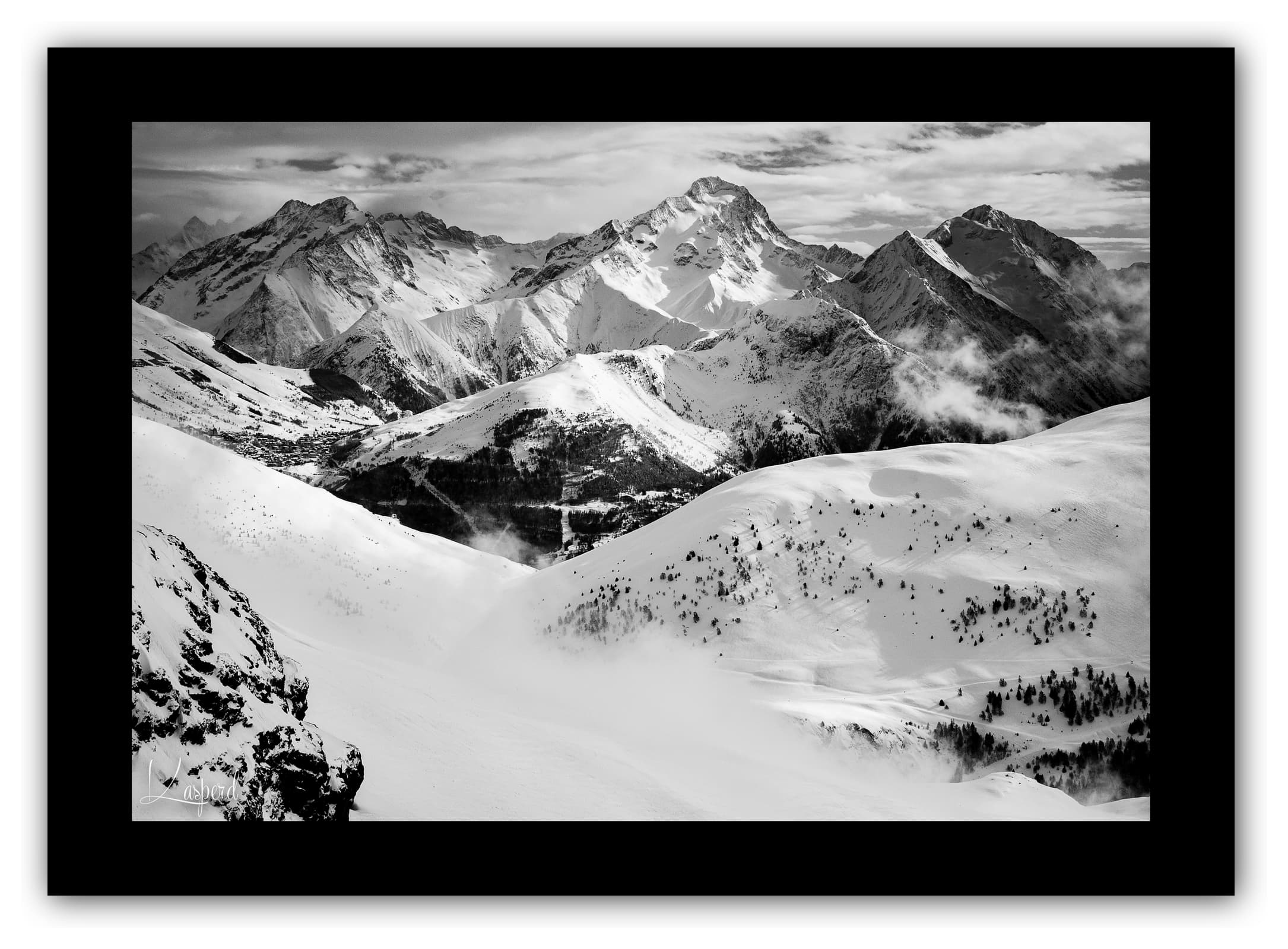 Poster L'Alpe d'Huez - Les Alpes (France). Affiches Formats 30x40 cm, 40x60 cm ou 50x70 cm. Impression sur Papier Photo. Décoration murale. Paysage Montagne. Noir et Blanc.