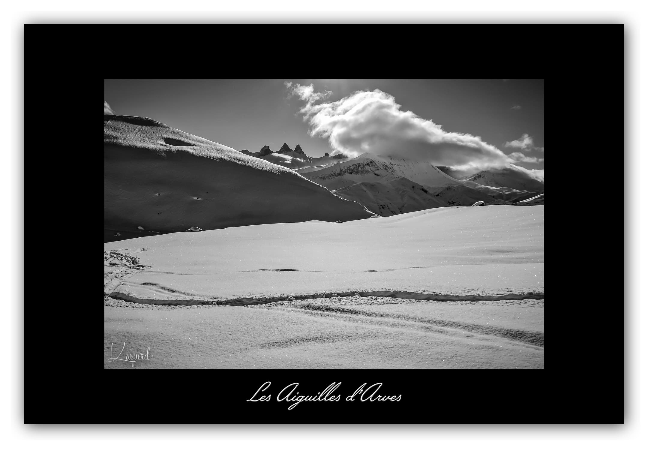 Poster Aiguilles d'Arves en Savoie - Les Alpes (France). Affiches Formats 30x40 cm, 40x60 cm ou 50x70 cm. Impression sur Papier Photo. Décoration murale. Paysage Montagne. Noir et Blanc.