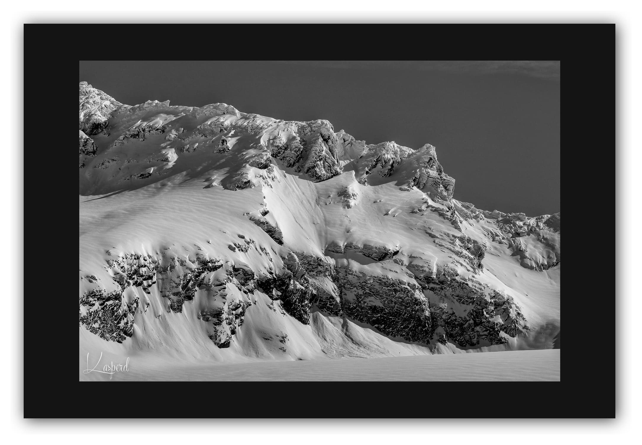 Poster Paysage d'Hiver en Savoie - Les Alpes (France). Affiches Formats 30x40 cm, 40x60 cm ou 50x70 cm. Impression sur Papier Photo. Décoration murale. Paysage Montagne. Noir et Blanc.