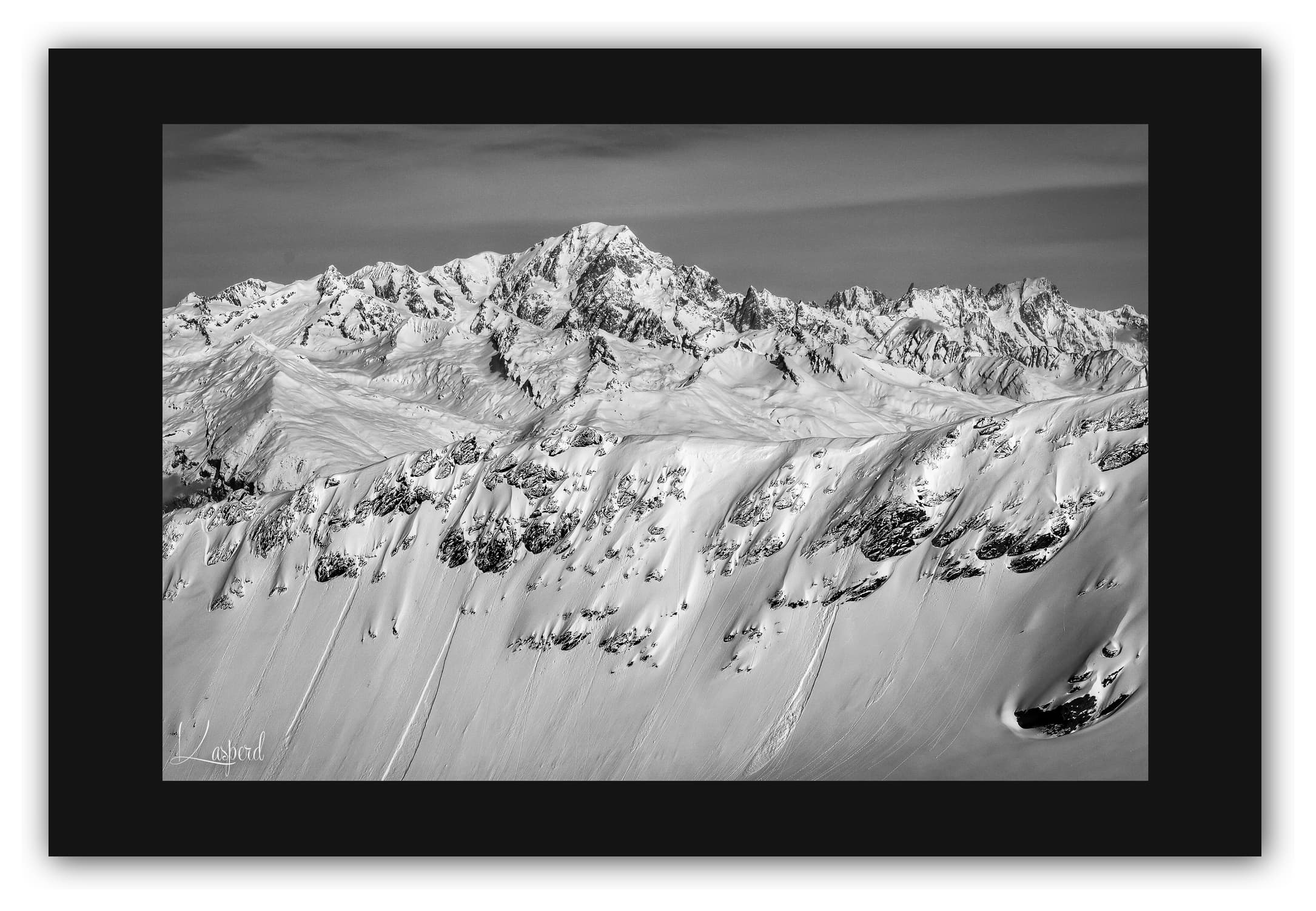 Poster Paysage d'Hiver en Savoie - Les Alpes (France). Affiches Formats 30x40 cm, 40x60 cm ou 50x70 cm. Impression sur Papier Photo. Décoration murale. Paysage Montagne. Noir et Blanc.