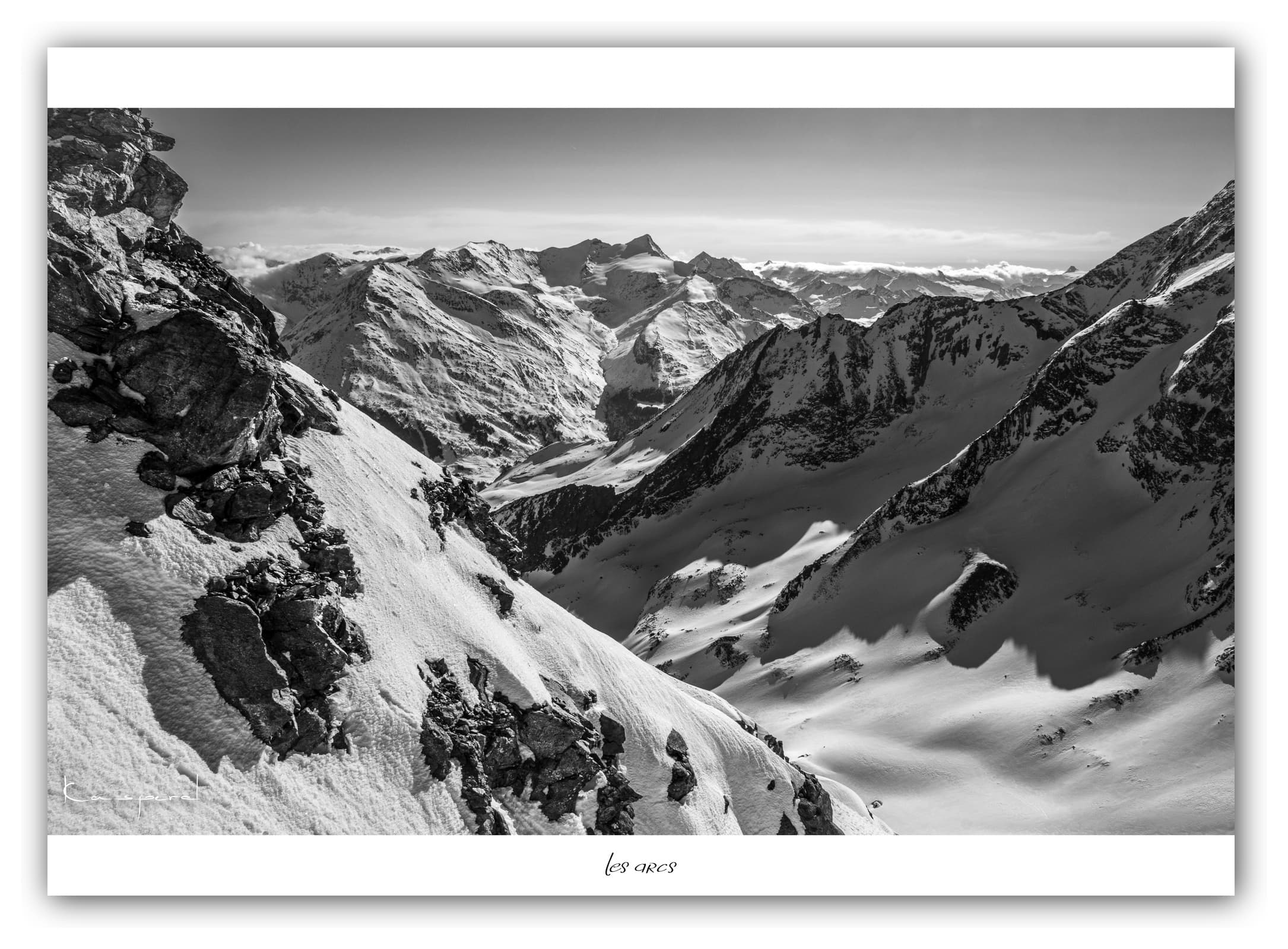 Générique Poster Les Arcs - Les Alpes (France). Affiches Formats 40x30 cm, 60x40 cm ou 70x50 cm. Impression sur Papier Photo. Décoration murale. Paysage. Montagne. Noir et Blanc.