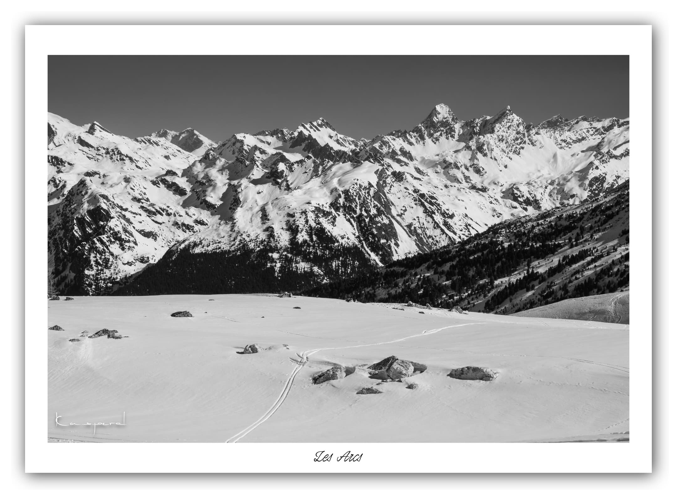 Générique Poster Les Arcs - Les Alpes (France). Affiches Formats 40x30 cm, 60x40 cm ou 70x50 cm. Impression sur Papier Photo. Décoration murale. Paysage. Montagne. Noir et Blanc.