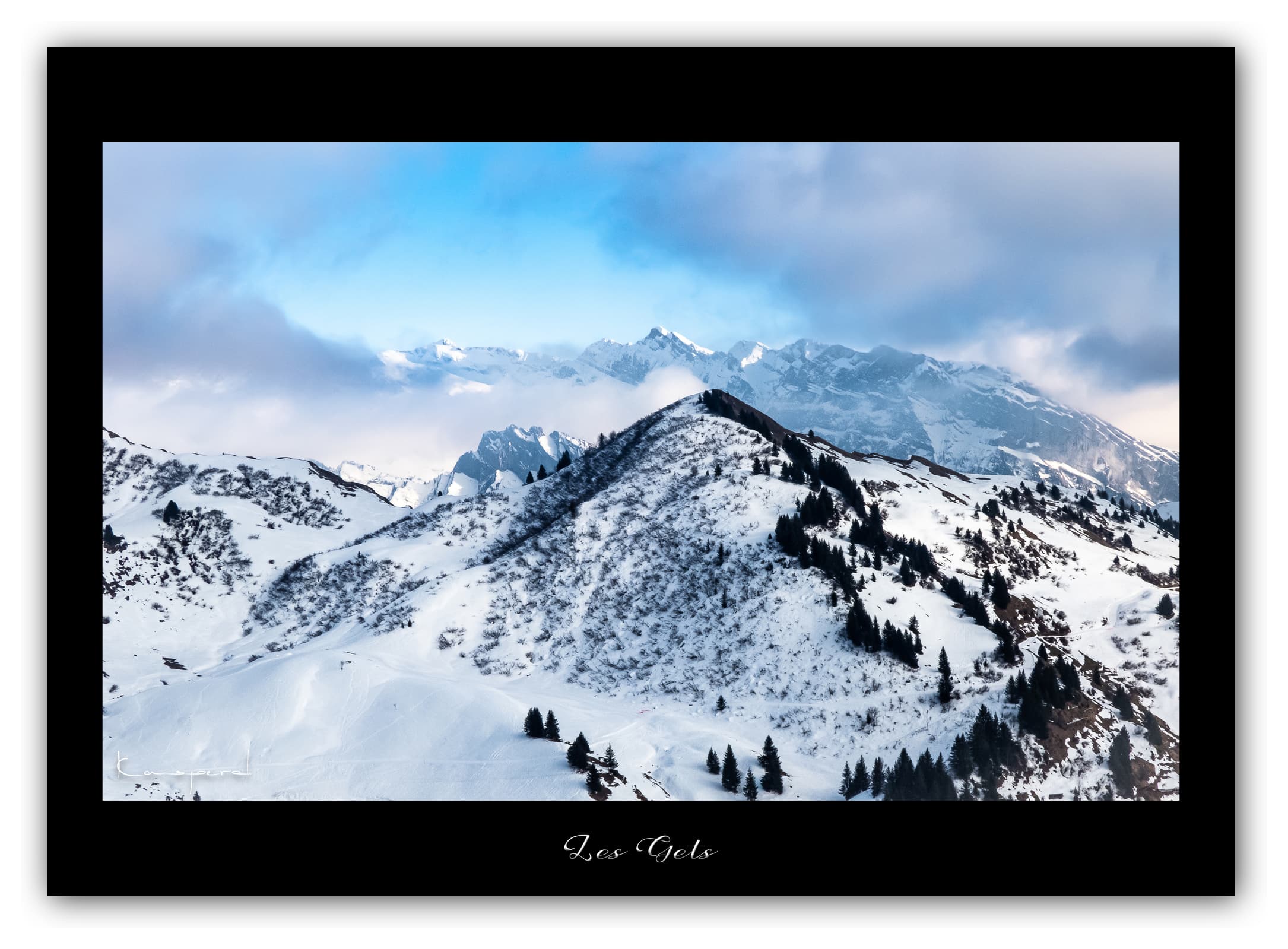 Poster Les Gets - Haute-Savoie (France). Affiches Formats 30x40 cm, 40x60 cm ou 50x70 cm. Impression sur Papier Photo. Décoration murale. Nature. Paysage. Panorama. Montagne.