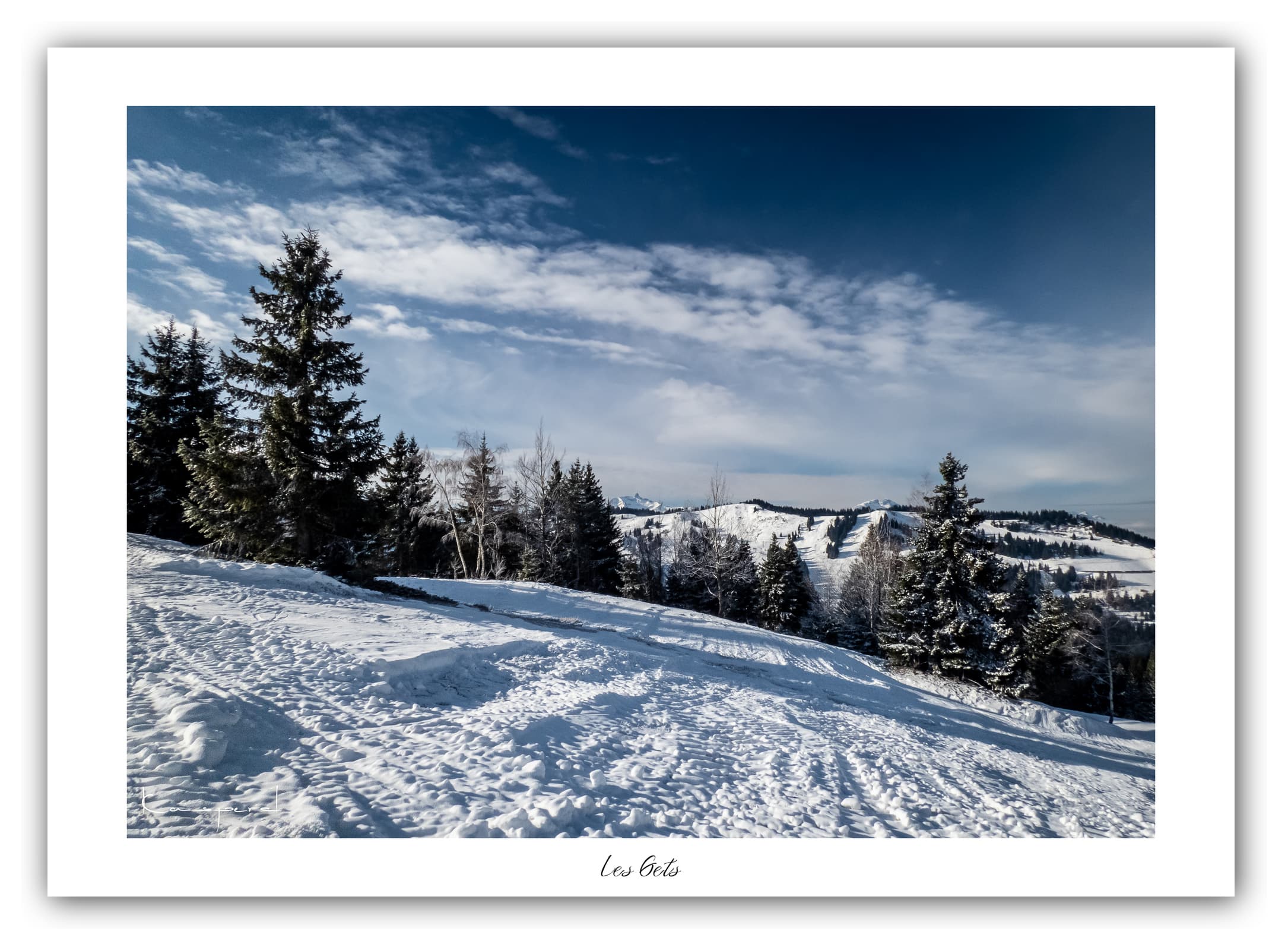 Poster Les Gets - Haute-Savoie (France). Affiches Formats 30x40 cm, 40x60 cm ou 50x70 cm. Impression sur Papier Photo. Décoration murale. Nature. Paysage. Panorama. Montagne.