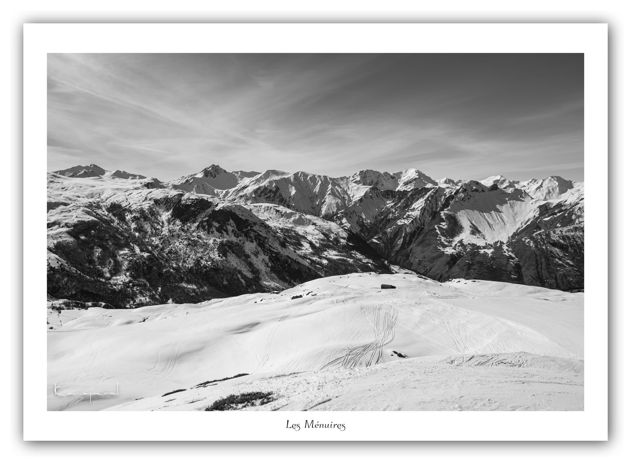Générique Poster Les Ménuires (Savoie). Affiches Formats 30x40cm, 40x60 cm ou 50x70 cm. Impression sur Papier Photo. Décoration murale. Paysage. Montagne. Noir et Blanc.