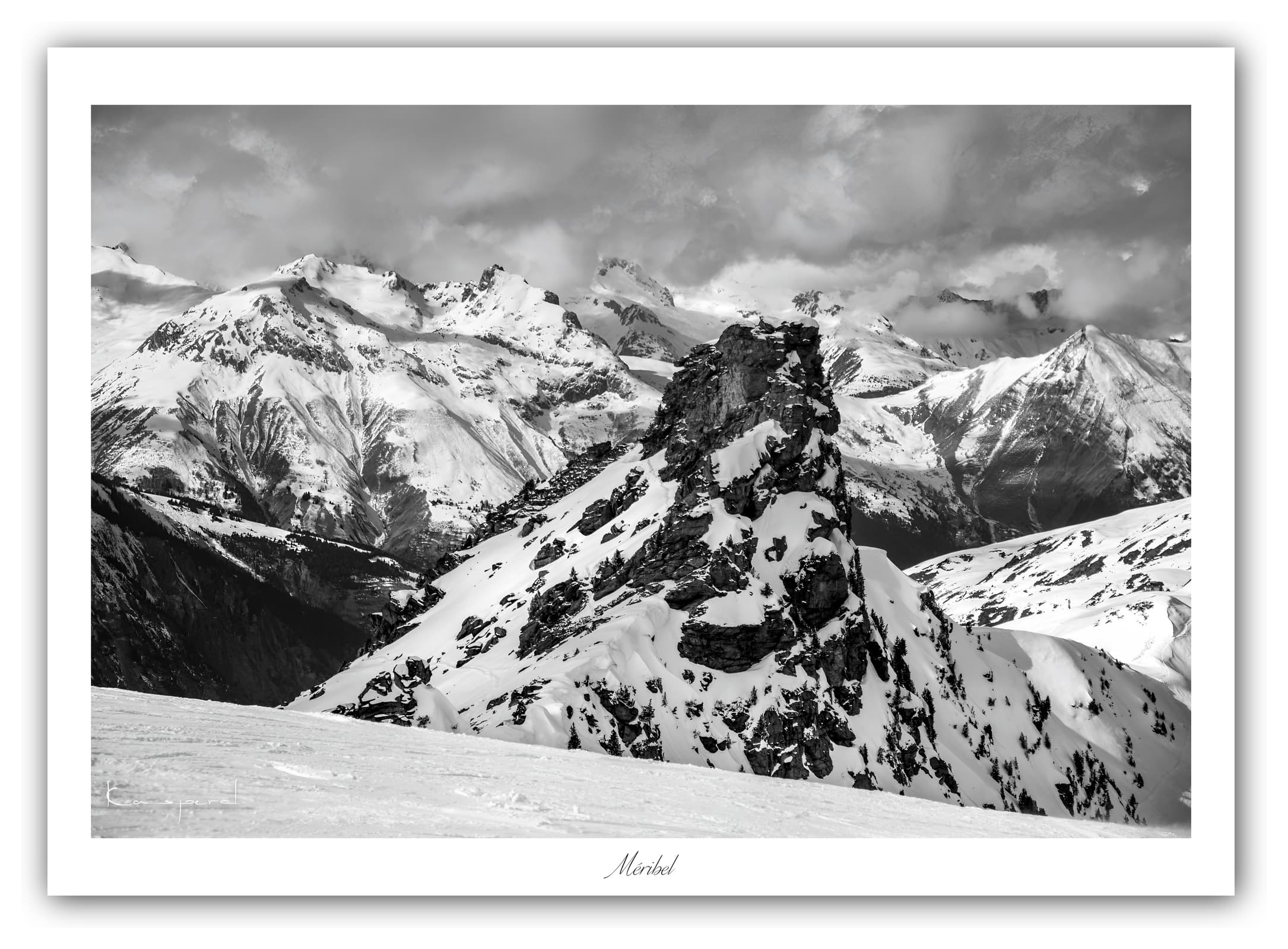 Générique Poster Roc de Tougne (Savoie). Affiches Formats 30x40cm, 40x60 cm ou 50x70 cm. Impression sur Papier Photo. Décoration murale. Paysage. Montagne. Noir et Blanc.
