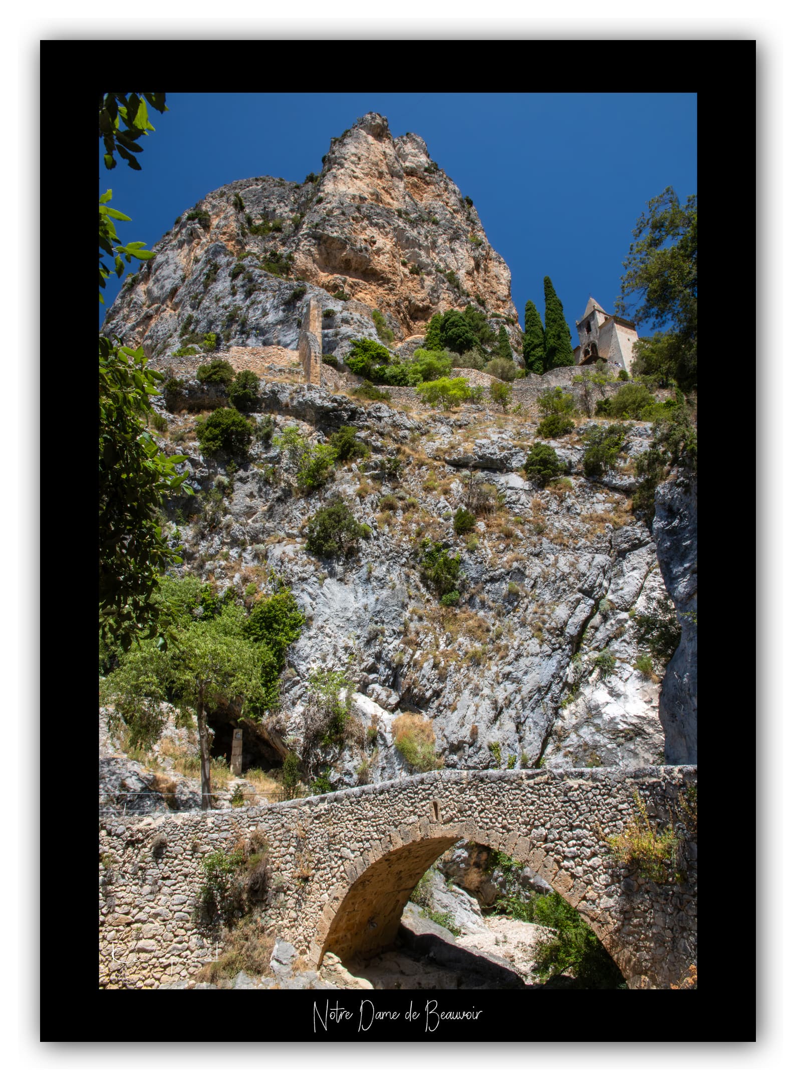 Poster Moustiers-Sainte-Marie (Alpes de haute-Provence - France). Affiches Formats 30x40 cm, 40x60 cm ou 50x70 cm. Impression sur Papier Photo. Décoration murale. Village. Paysage. Architecture.
