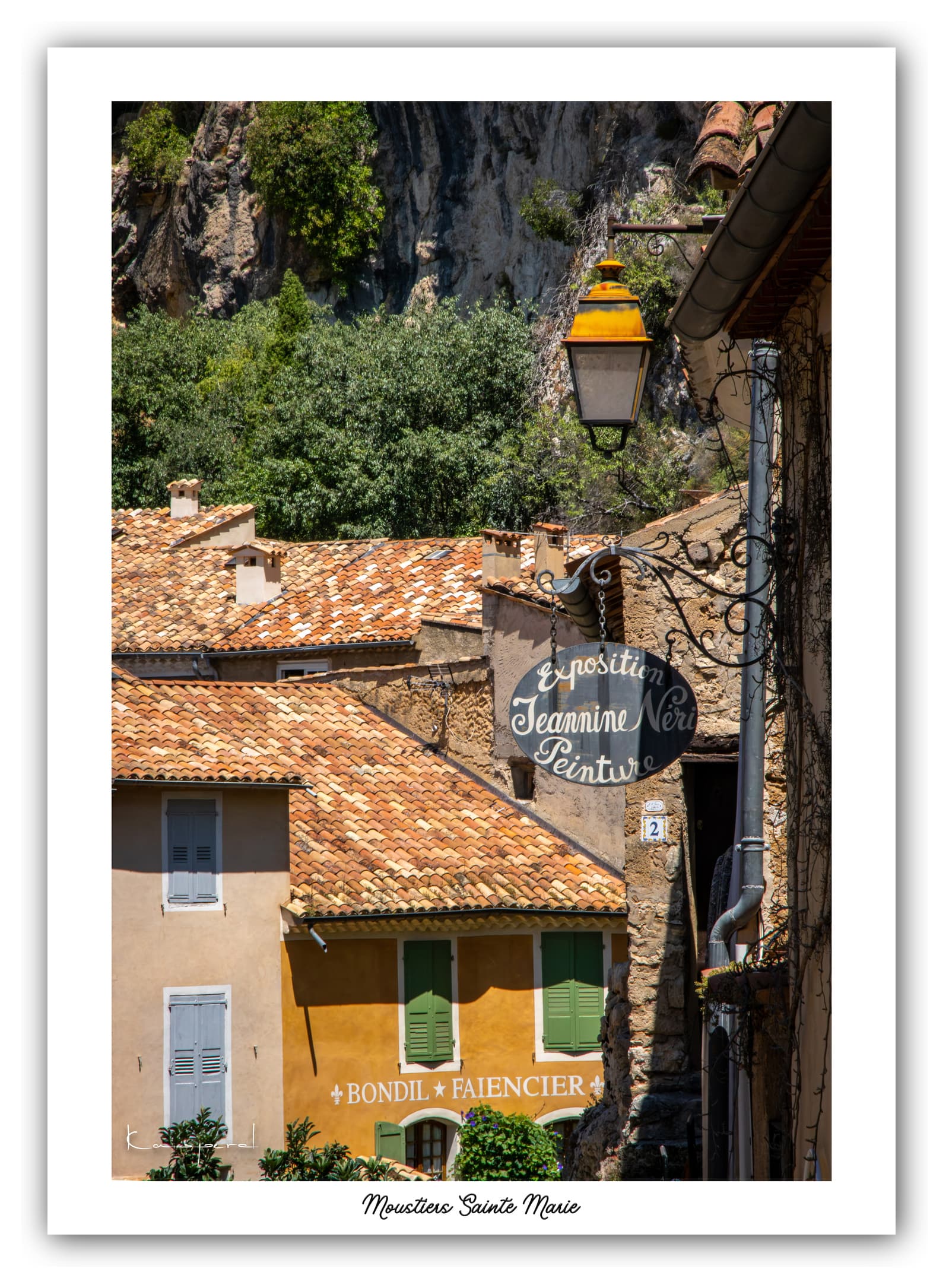 Poster Moustiers-Sainte-Marie (Alpes de haute-Provence - France). Affiches Formats 30x40 cm, 40x60 cm ou 50x70 cm. Impression sur Papier Photo. Décoration murale. Village. Paysage. Architecture.