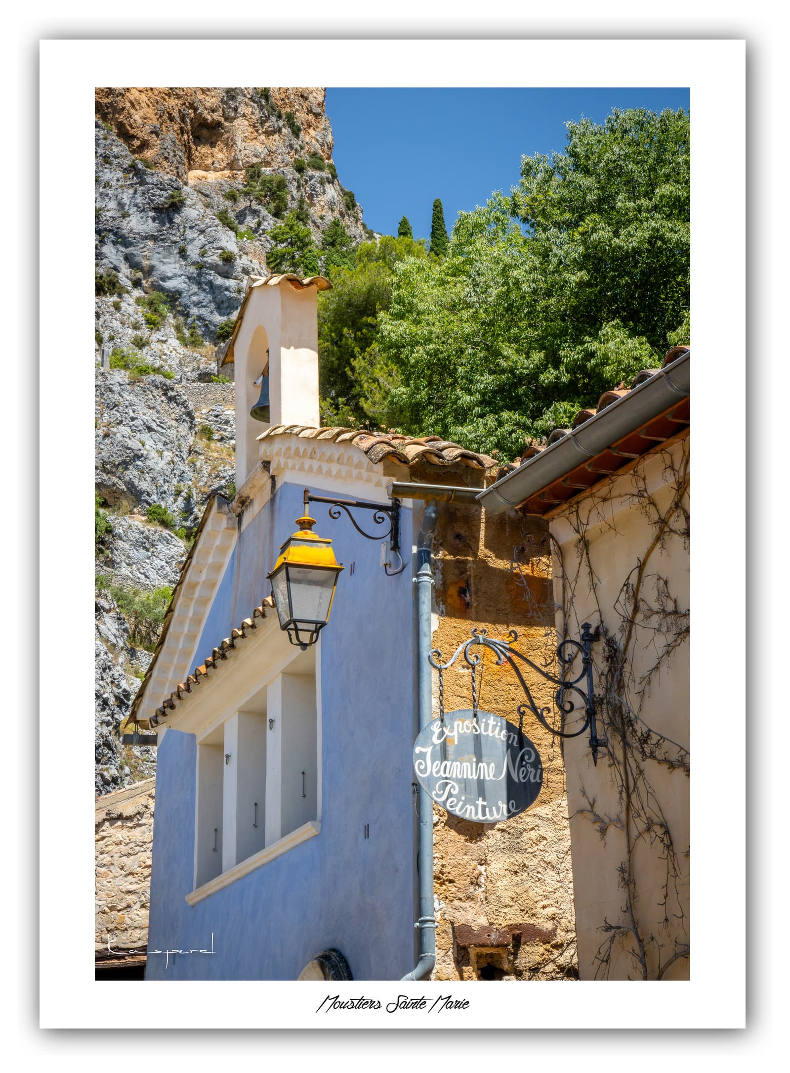 Poster Moustiers-Sainte-Marie (Alpes de haute-Provence - France). Affiches Formats 30x40 cm, 40x60 cm ou 50x70 cm. Impression sur Papier Photo. Décoration murale. Village. Paysage. Architecture.