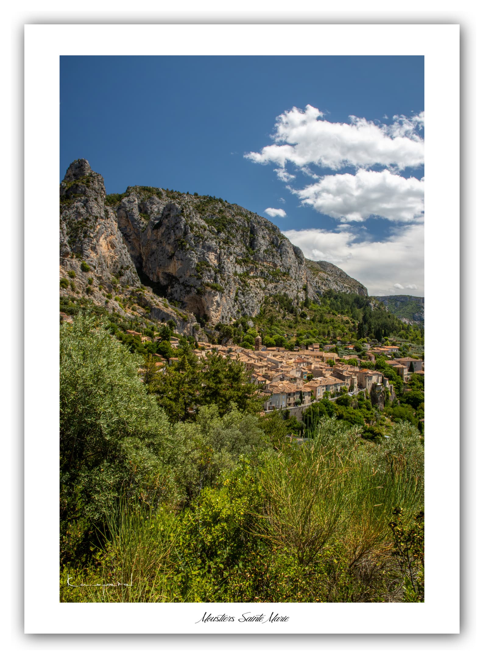Poster Moustiers-Sainte-Marie (Alpes de haute-Provence - France). Affiches Formats 30x40 cm, 40x60 cm ou 50x70 cm. Impression sur Papier Photo. Décoration murale. Village. Paysage. Architecture.