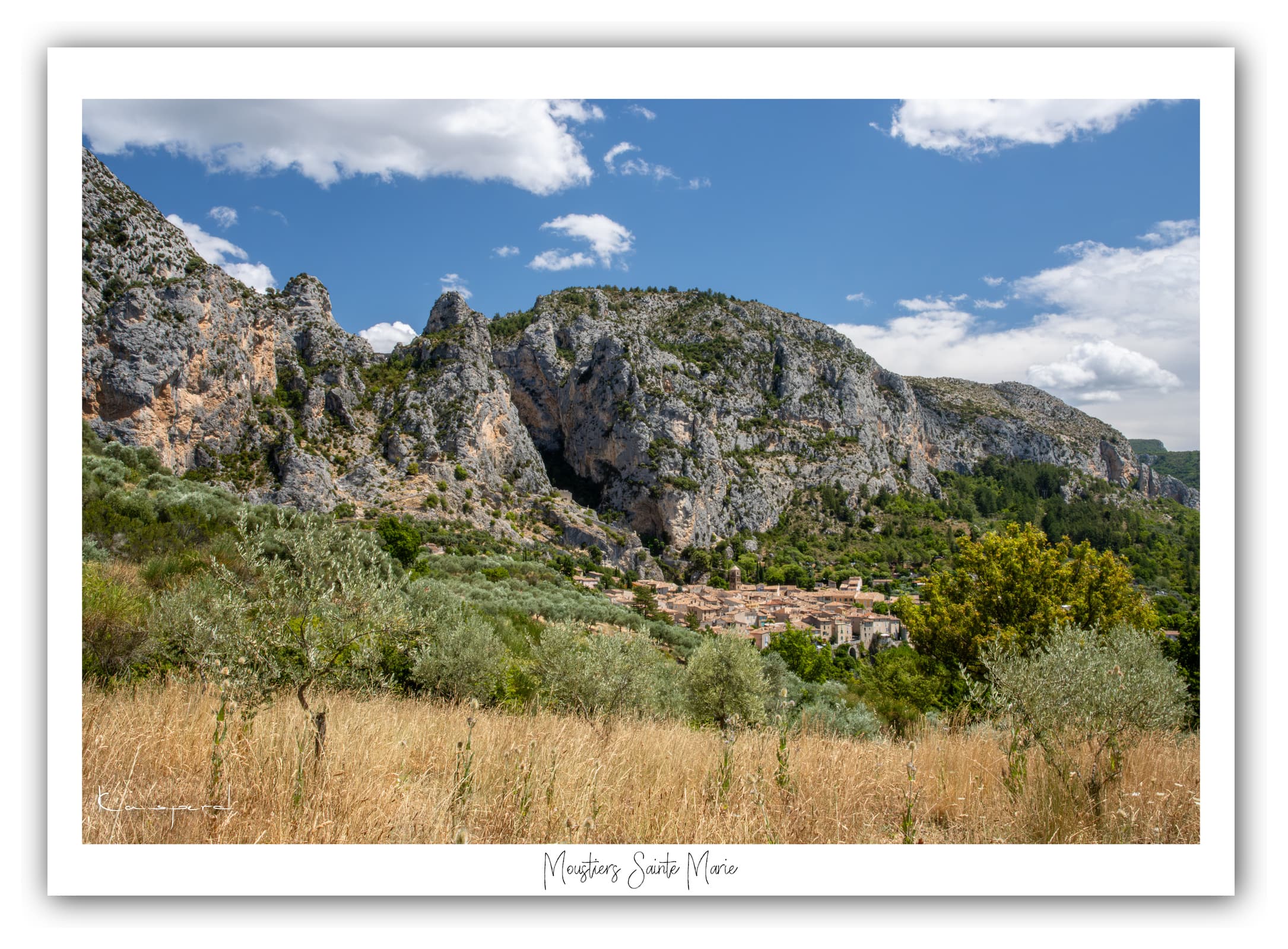 Poster Moustiers-Sainte-Marie (Alpes de haute-Provence - France). Affiches Formats 30x40 cm, 40x60 cm ou 50x70 cm. Impression sur Papier Photo. Décoration murale. Village. Paysage. Architecture.