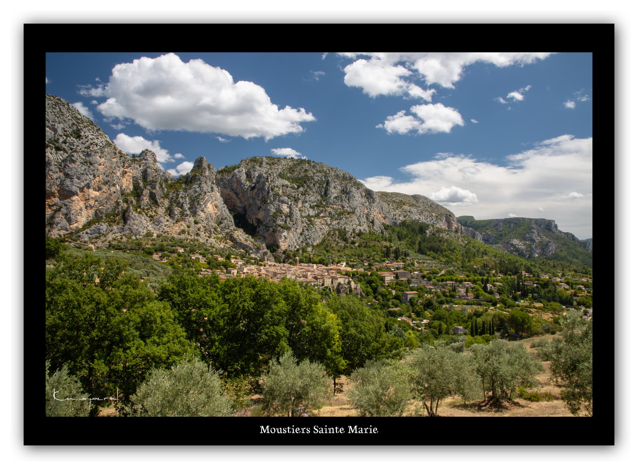 Poster Moustiers-Sainte-Marie (Alpes de haute-Provence - France). Affiches Formats 30x40 cm, 40x60 cm ou 50x70 cm. Impression sur Papier Photo. Décoration murale. Village. Paysage. Architecture.