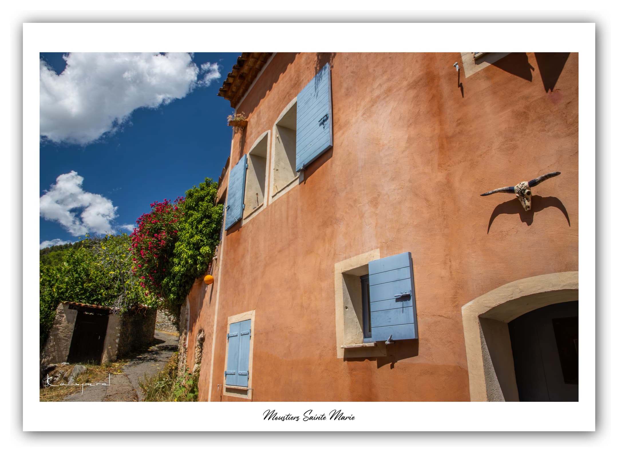 Poster Moustiers-Sainte-Marie (Alpes de haute-Provence - France). Affiches Formats 30x40 cm, 40x60 cm ou 50x70 cm. Impression sur Papier Photo. Décoration murale. Village. Paysage. Architecture.