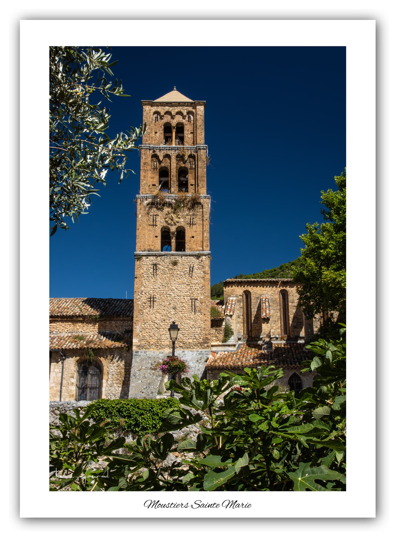 Poster Moustiers-Sainte-Marie (Alpes de haute-Provence - France). Affiches Formats 30x40 cm, 40x60 cm ou 50x70 cm. Impression sur Papier Photo. Décoration murale. Village. Paysage. Panorama.