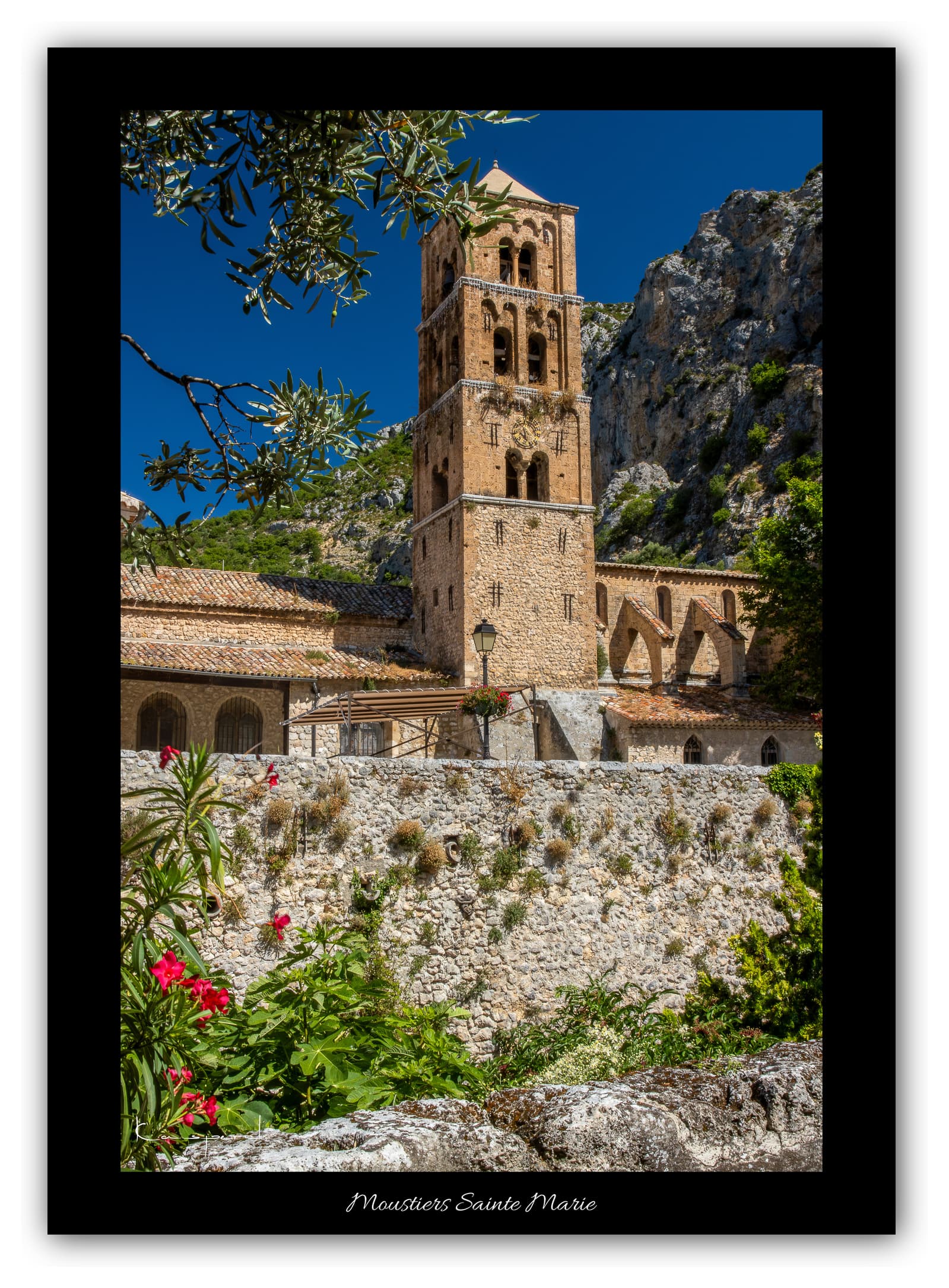 Poster Moustiers-Sainte-Marie (Alpes de haute-Provence - France). Affiches Formats 30x40 cm, 40x60 cm ou 50x70 cm. Impression sur Papier Photo. Décoration murale. Village. Paysage. Panorama.