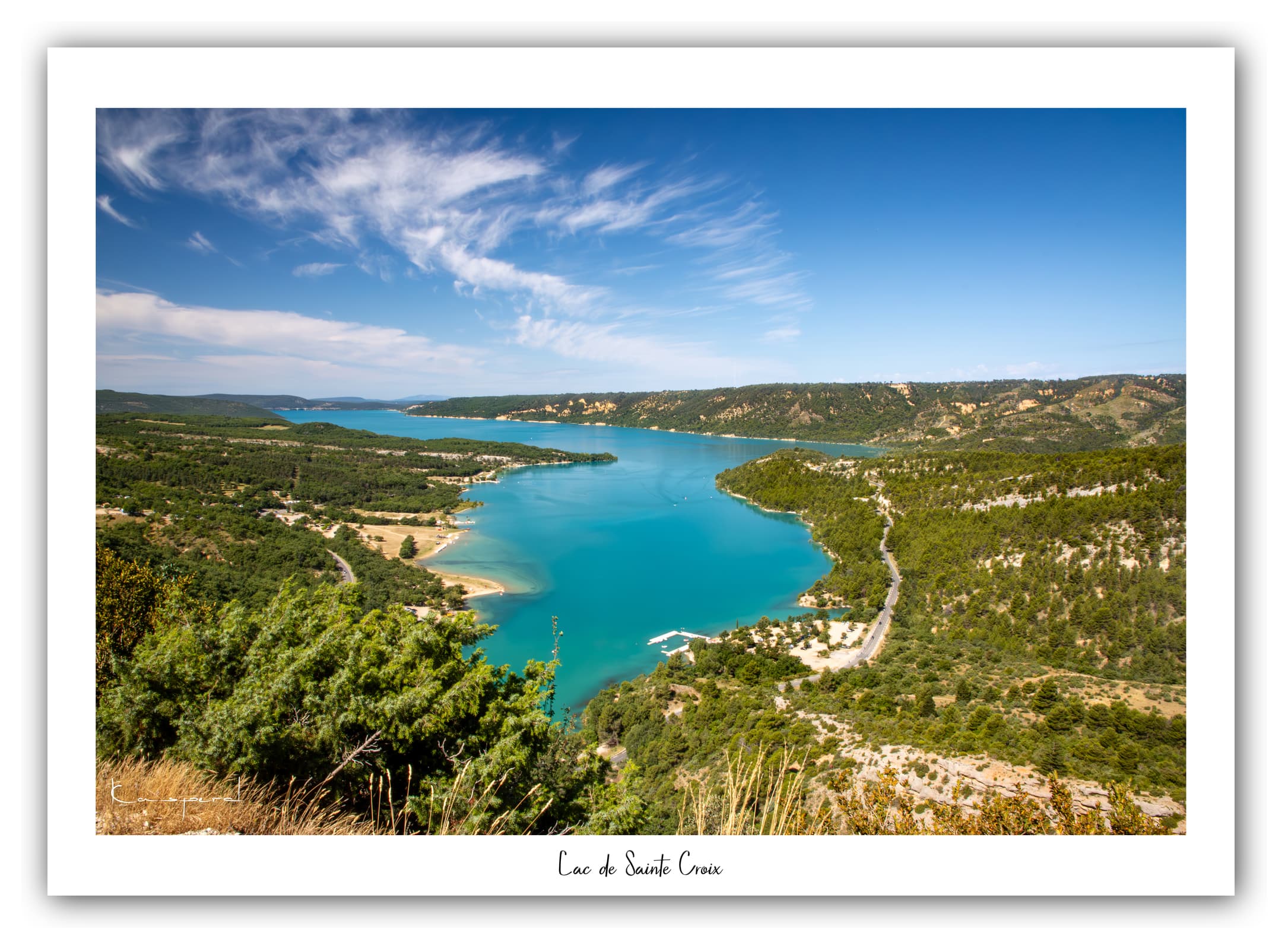 Poster Lac de Sainte Croix (Alpes de haute-Provence - France). Affiches Formats 30x40 cm, 40x60 cm ou 50x70 cm. Impression sur Papier Photo. Décoration murale. Paysage. Lac. Panorama.
