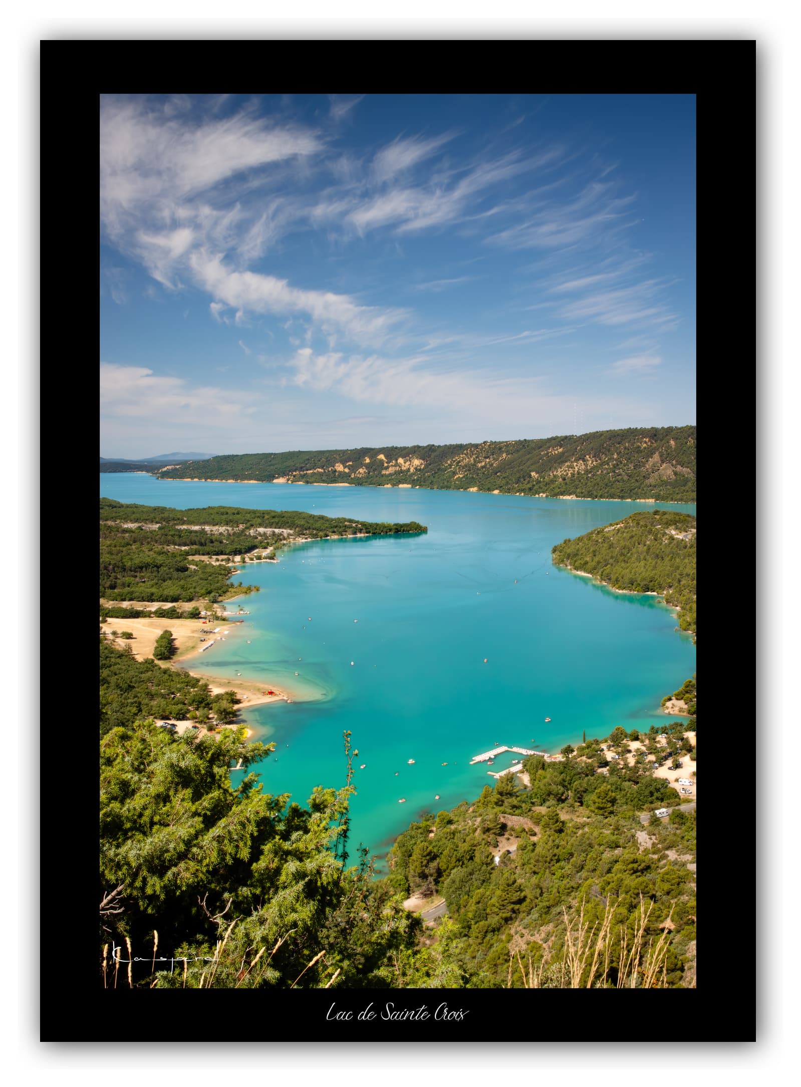 Poster Lac de Sainte Croix (Alpes de haute-Provence - France). Affiches Formats 30x40 cm, 40x60 cm ou 50x70 cm. Impression sur Papier Photo. Décoration murale. Paysage. Lac. Panorama.