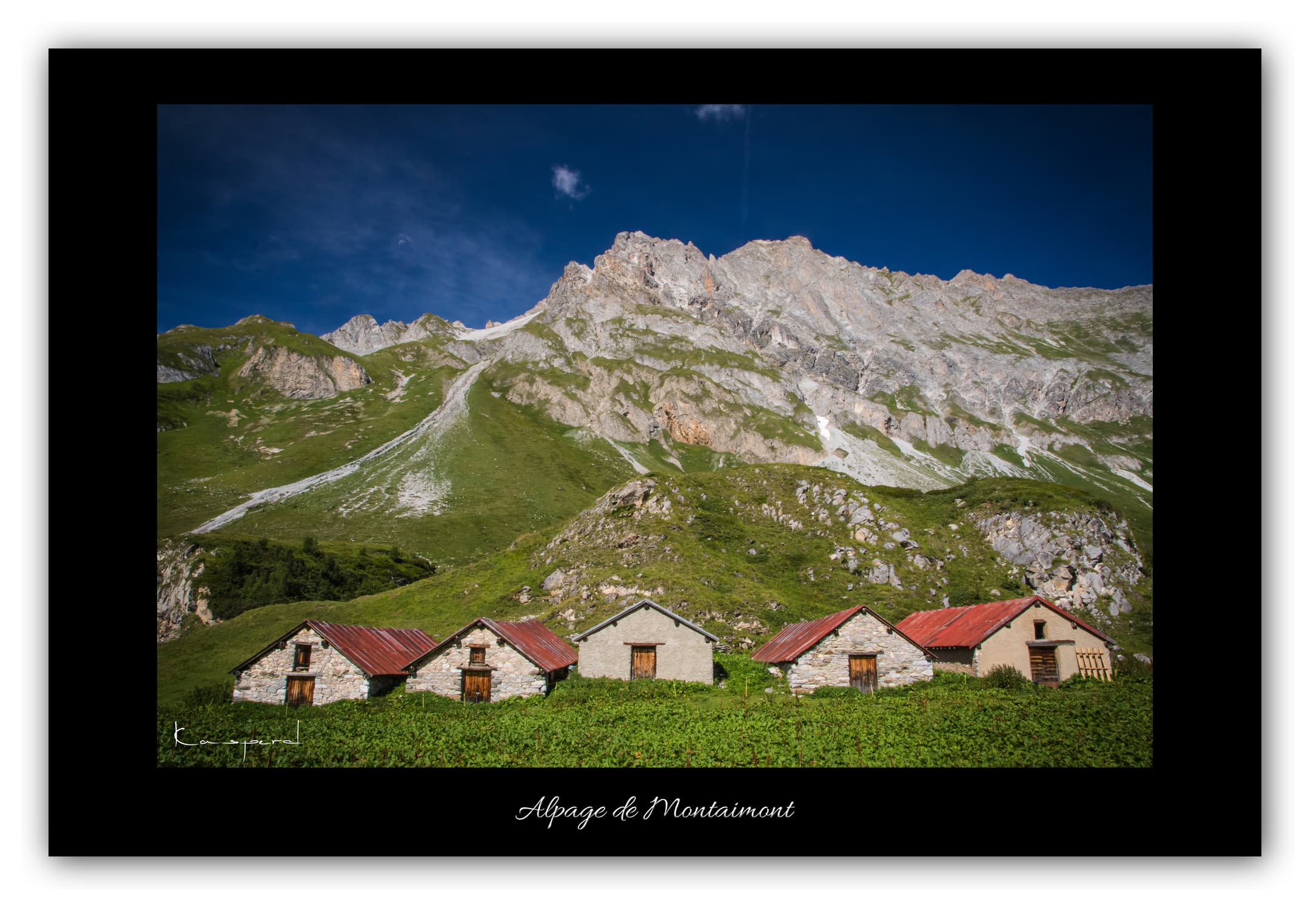 Poster Alpage de montaimont - Savoie (Les Alpes - France). Affiches Formats 30x40 cm, 40x60 cm ou 50x70 cm. Impression sur Papier Photo. Décoration murale. Paysage montagne. Eté.