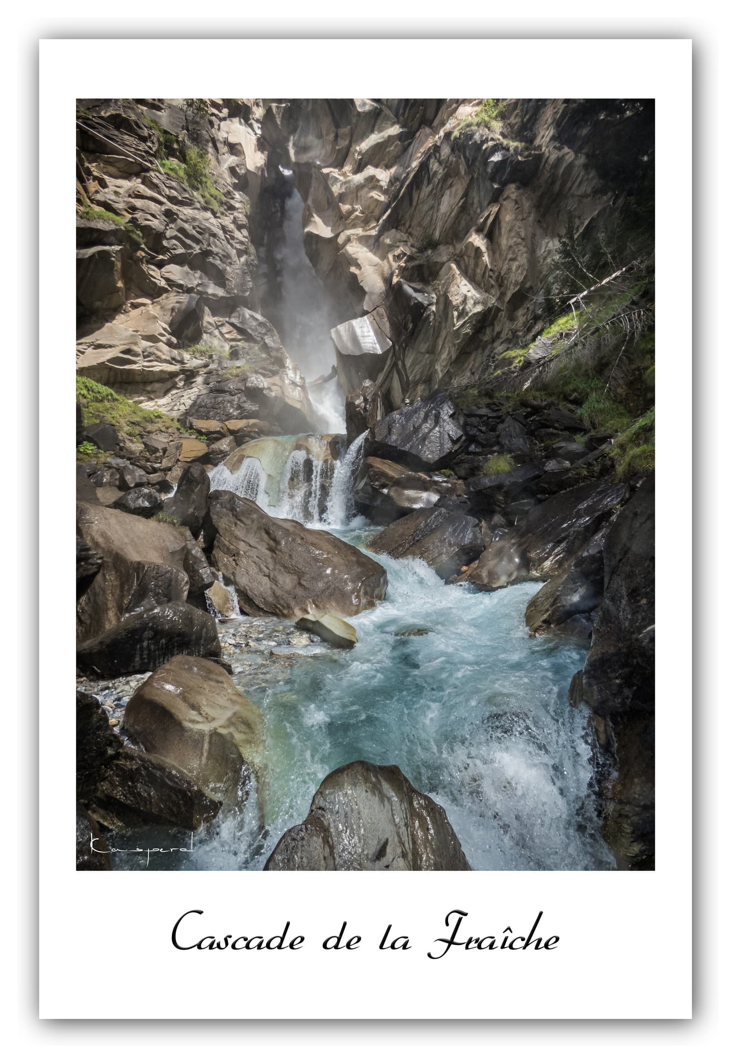 Poster Cascade de la Fraîche - Savoie (Les Alpes - France). Affiches Formats 30x40 cm, 40x60 cm ou 50x70 cm. Impression sur Papier Photo. Décoration murale. Paysage montagne. Eté.