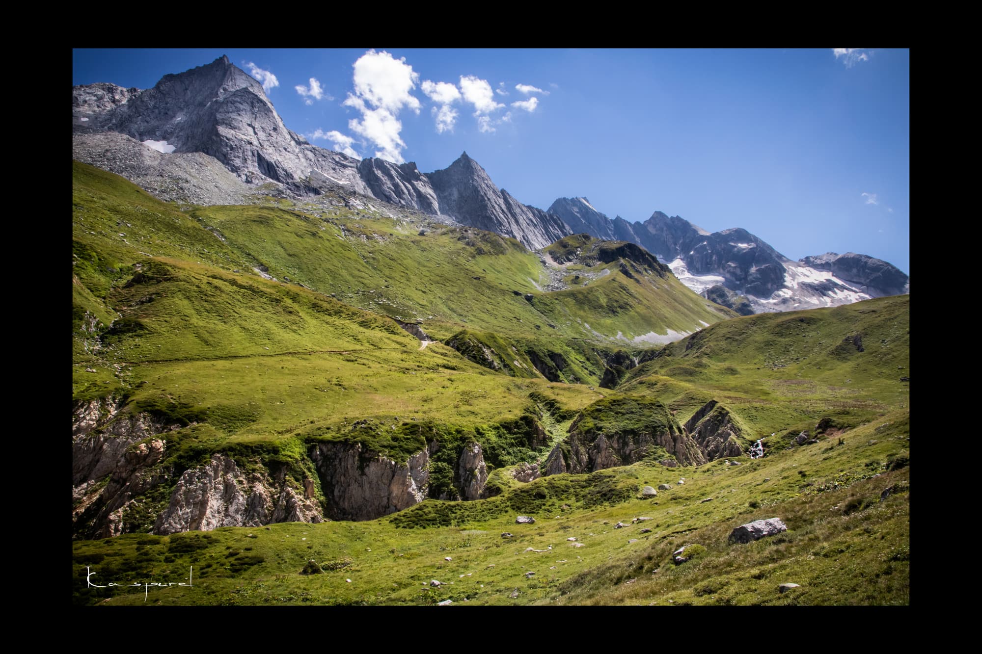 Poster Alpage de montaimont - Savoie (Les Alpes - France). Affiches Formats 30x40 cm, 40x60 cm ou 50x70 cm. Impression sur Papier Photo. Décoration murale. Paysage montagne. Eté.