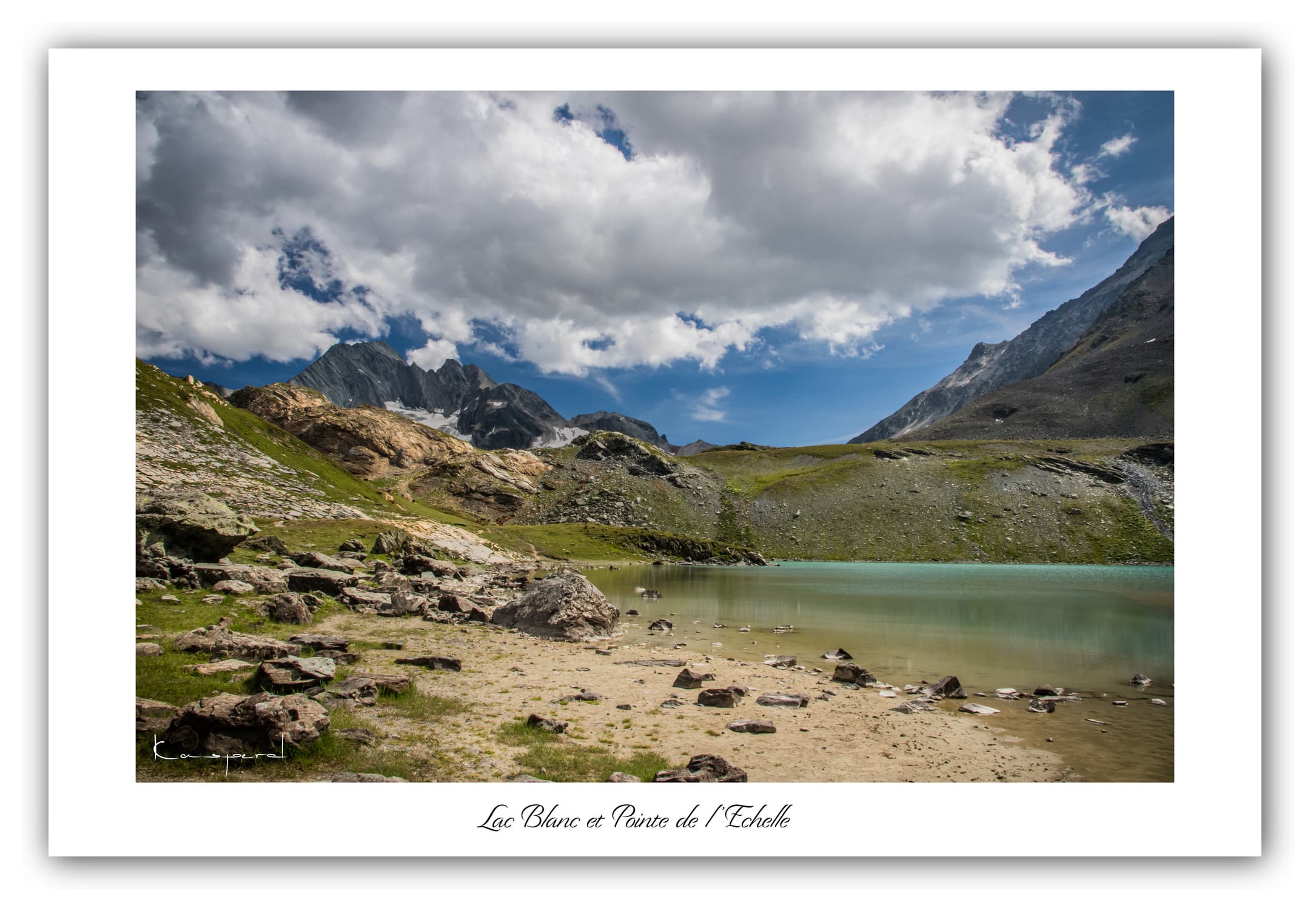 Poster Lac Blanc - Savoie (Les Alpes - France). Affiches Formats 30x40 cm, 40x60 cm ou 50x70 cm. Impression sur Papier Photo. Décoration murale. Paysage montagne. Eté.