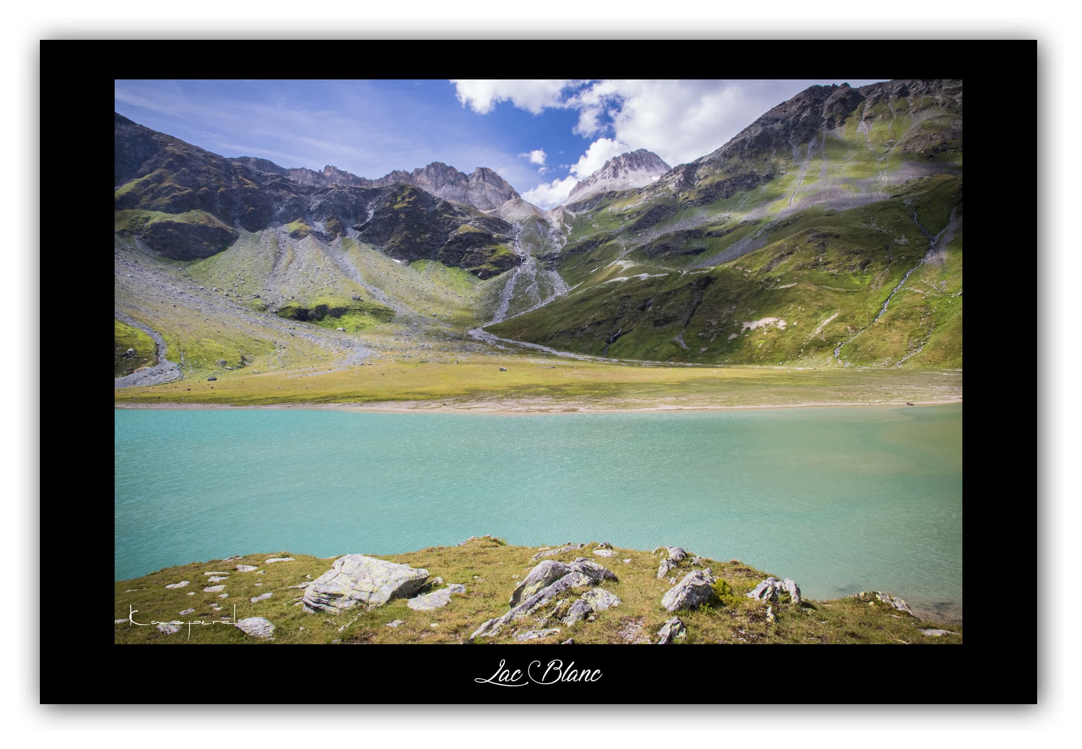 Poster Lac Blanc - Savoie (Les Alpes - France). Affiches Formats 30x40 cm, 40x60 cm ou 50x70 cm. Impression sur Papier Photo. Décoration murale. Paysage montagne. Eté.