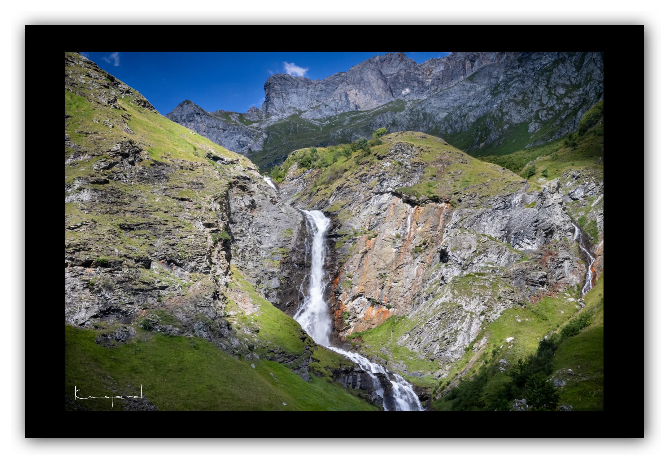 Poster Cascade du Py - Savoie (Les Alpes - France). Affiches Formats 30x40 cm, 40x60 cm ou 50x70 cm. Impression sur Papier Photo. Décoration murale. Paysage montagne. Eté.