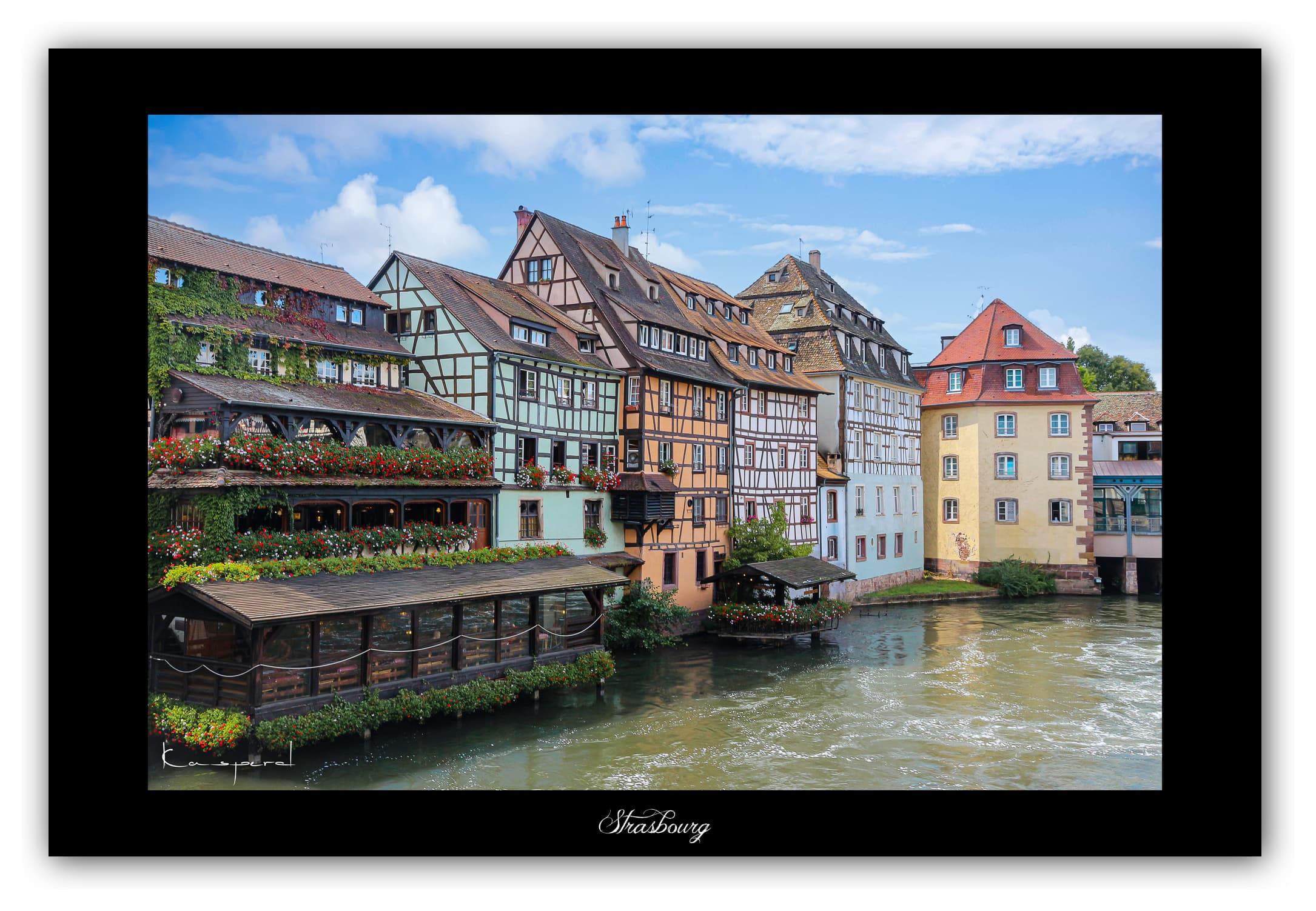 Poster Strasbourg - Alsace (France). Affiches Formats 30x40 cm, 40x60 cm ou 50x70 cm. Impression sur Papier Photo. Décoration murale. Ville de France. Architecture.