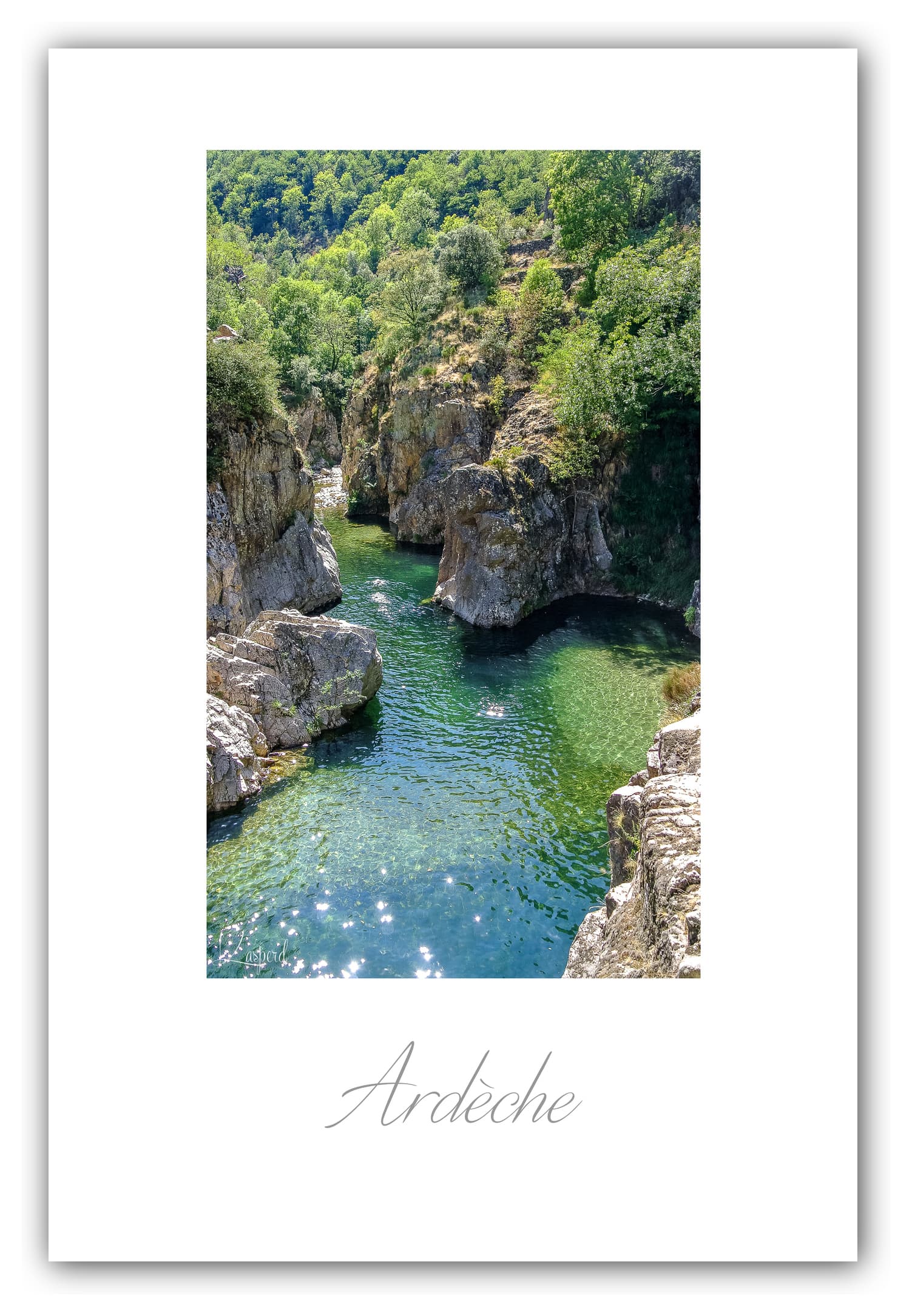 Générique Poster Thueyts - Ardèche (France). Affiches Formats 30x40 cm, 40x60 cm ou 50x70 cm. Impression sur Papier Photo. Décoration murale. Paysage. Nature.